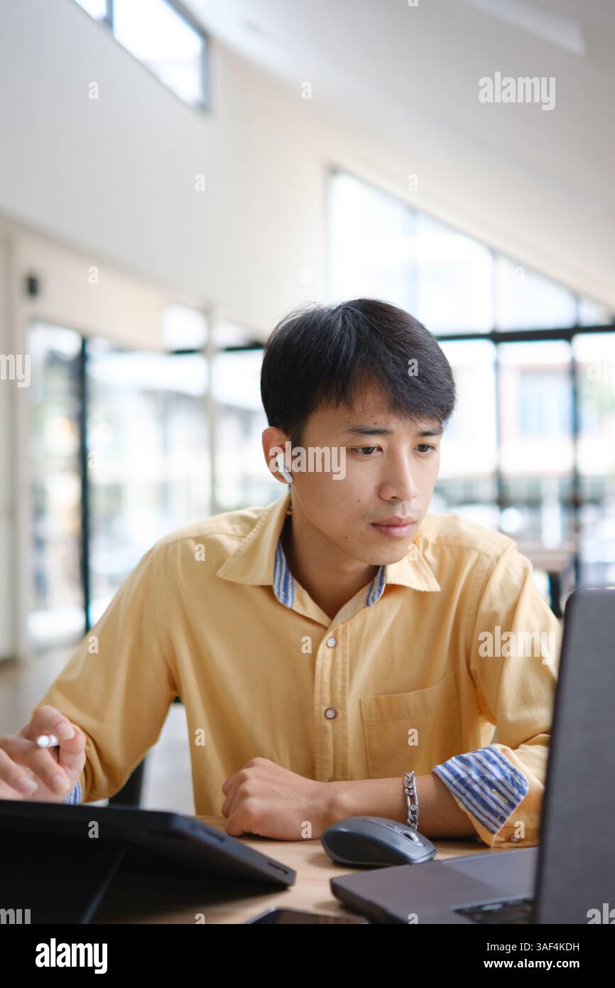 Étudiant étudiant en ligne et se préparant aux examens Banque D'Images