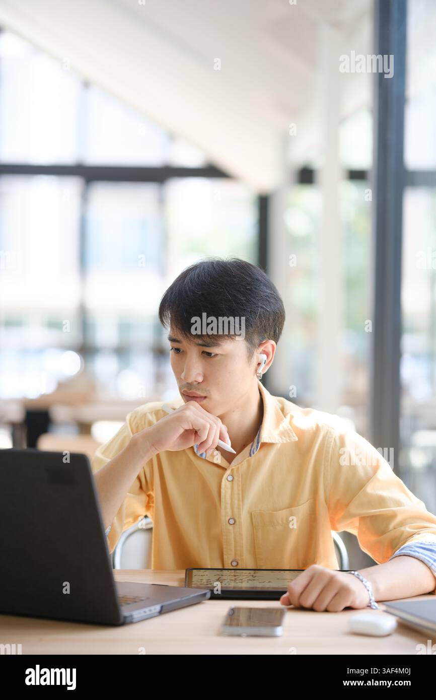 Étudiant étudiant en ligne et se préparant aux examens Banque D'Images