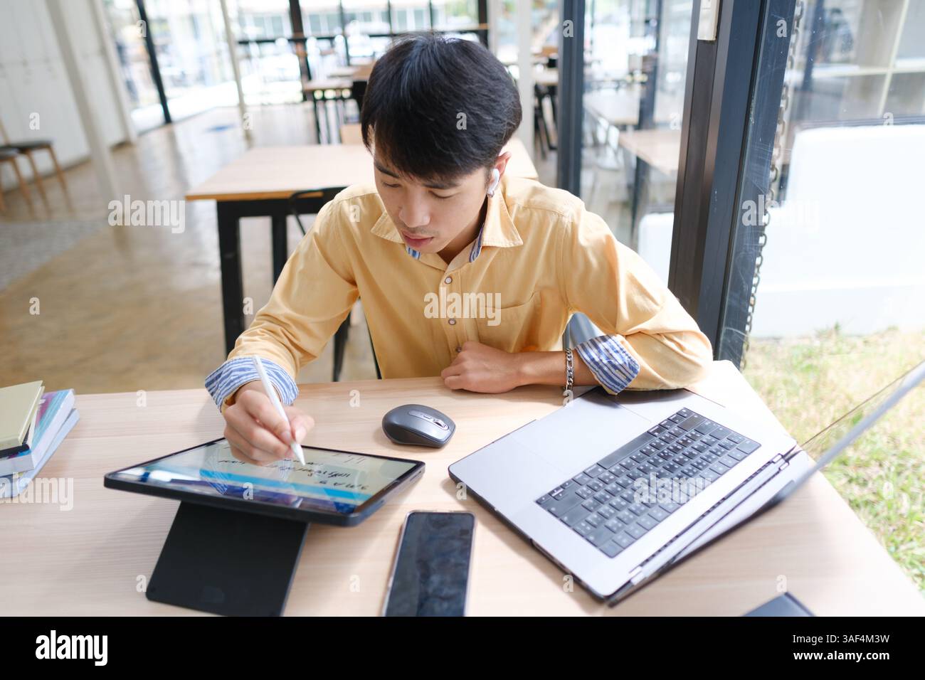 Étudiant étudiant en ligne et se préparant aux examens Banque D'Images