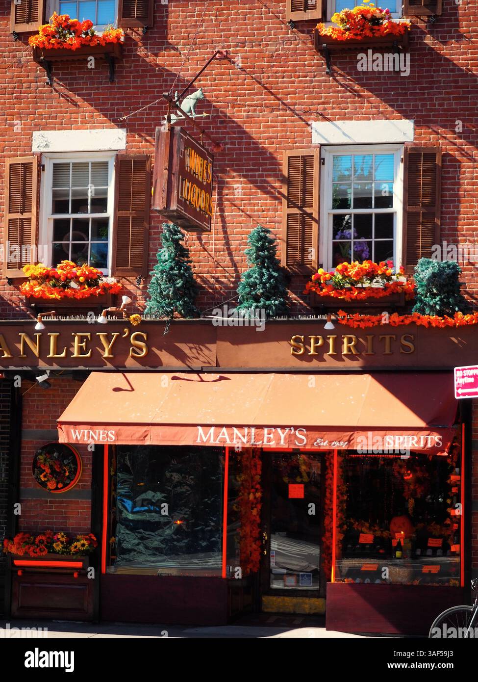 Charmant magasin de vins et spiritueux décoré pour l'automne à West Village, Manhattan, New York City Banque D'Images
