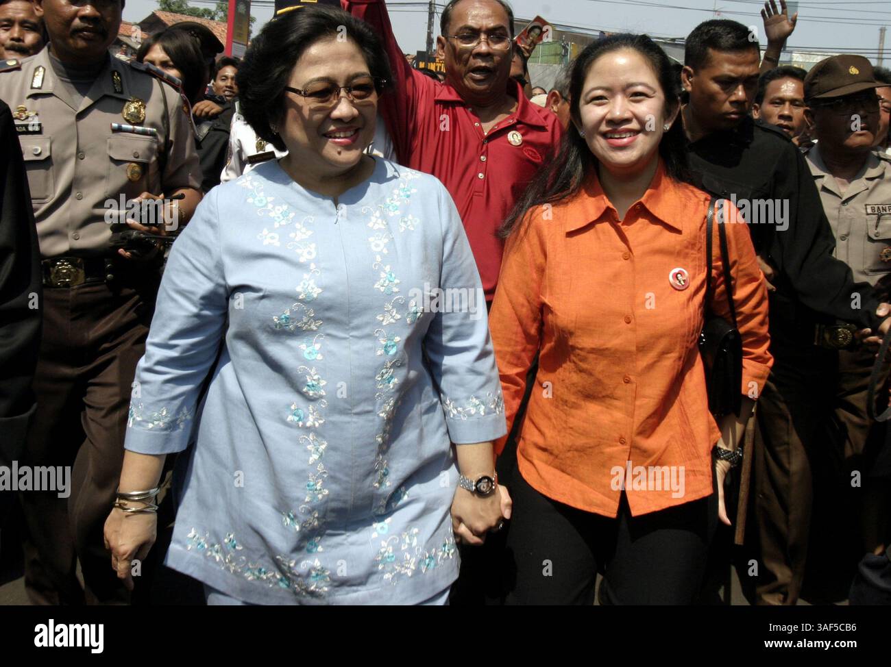 10 décembre 2002 ; Jakarta, DKI, Indonésie ; la présidente MEGAWATI SOEKARNOPUTRI, à gauche, assistait à un mariage. (Crédit image : © Sinartus Sosrodjojo/JiwaFoto/ZUMA Press) Banque D'Images