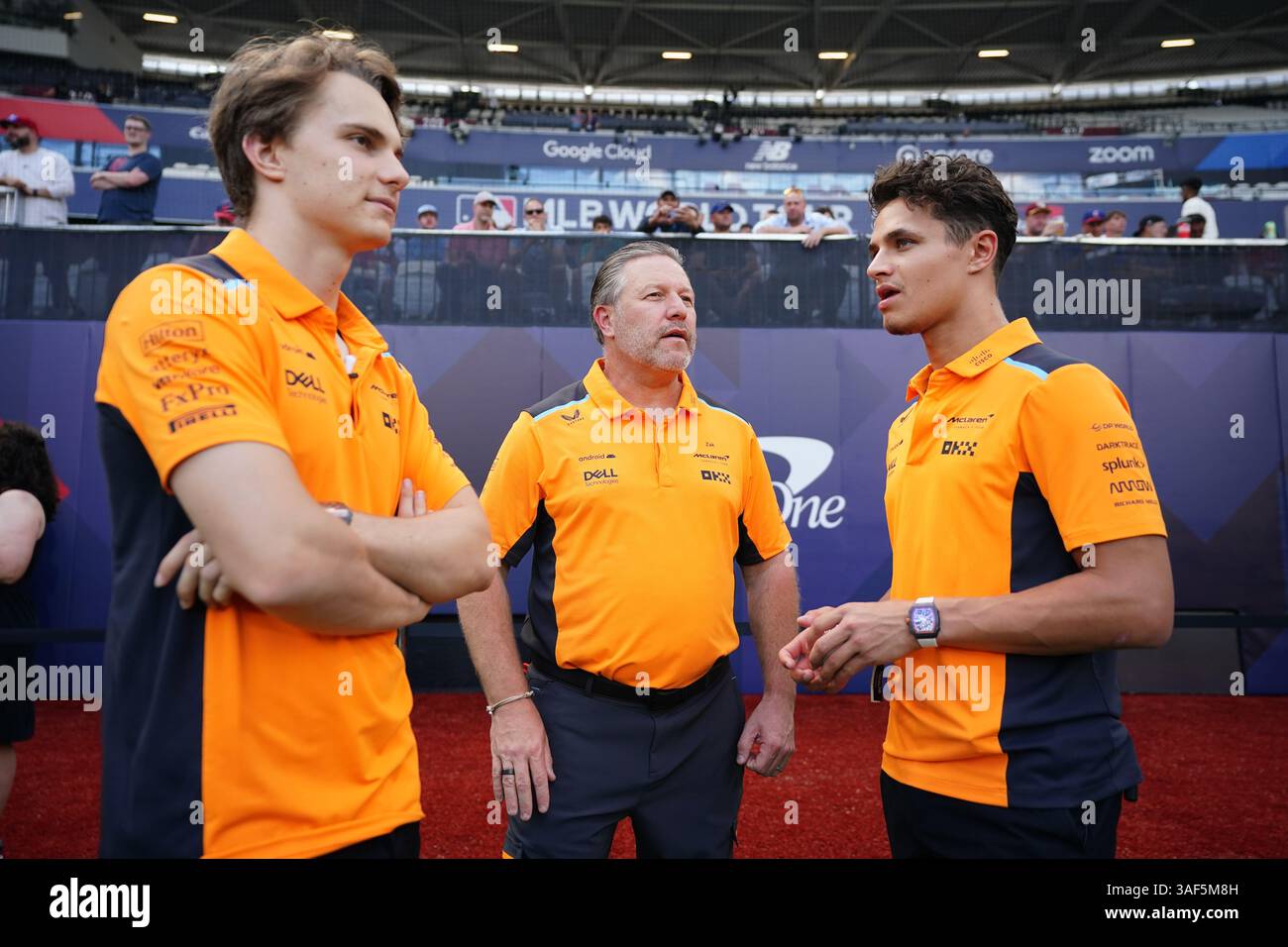 Photo du dossier datée du 23/06/23 du PDG de McLaren Racing, Zak Brown (au centre) avec Lando Norris et Oscar Piastri. Andrea Stella, directeur de l'équipe, explique que ses pilotes McLaren doivent travailler ensemble pour éviter les adversaires tels que Max Verstappen avant de pouvoir envisager une bataille inter-équipes pour le titre. Date d'émission : lundi 7 avril 2025. Banque D'Images