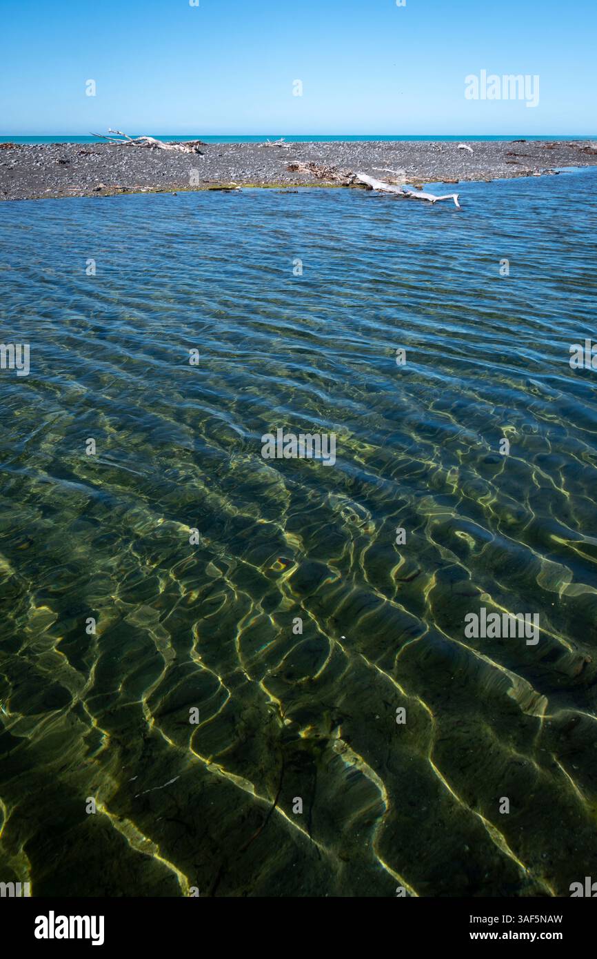 Lagon derrière la plage à Kekerengu, Canterbury, Île du Sud, Nouvelle-Zélande Banque D'Images