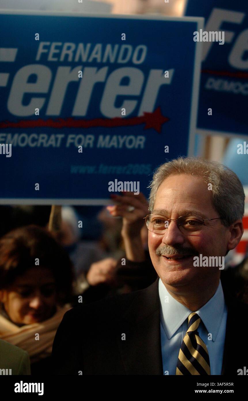 30 octobre 2005 ; Manhattan, NY, États-Unis ; NY PAPERS ÉPUISÉS. FERNANDO FERRER arrive aux studios WABC-TV. Le maire Michael Bloomberg et le challenger démocrate Fernando Ferrer s’affrontent dans le premier débat télévisé de la course au maire de New York. Crédit obligatoire : photo de Bryan Smith/ZUMA Press. (©) Copyright 2005 par Bryan Smith Banque D'Images