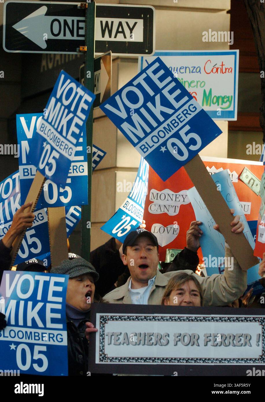 30 octobre 2005 ; Manhattan, NY, États-Unis ; NY PAPERS ÉPUISÉS. Les partisans des deux candidats chantent en soutien à l'extérieur des studios WABC-TV. Le maire Michael Bloomberg et le challenger démocrate Fernando Ferrer s’affrontent dans le premier débat télévisé de la course au maire de New York. Crédit obligatoire : photo de Bryan Smith/ZUMA Press. (©) Copyright 2005 par Bryan Smith Banque D'Images