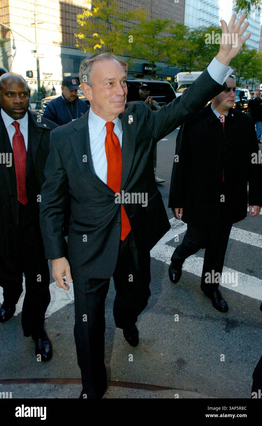 30 octobre 2005 ; Manhattan, NY, États-Unis ; NY PAPERS ÉPUISÉS. Le maire MICHAEL BLOOMBERG fait signe à ses partisans en arrivant aux studios WABC-TV. Le maire Michael Bloomberg et le challenger démocrate Fernando Ferrer s’affrontent dans le premier débat télévisé de la course au maire de New York. Crédit obligatoire : photo de Bryan Smith/ZUMA Press. (©) Copyright 2005 par Bryan Smith Banque D'Images