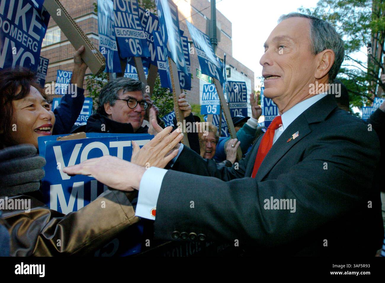 30 octobre 2005 ; Manhattan, NY, États-Unis ; NY PAPERS ÉPUISÉS. Le maire MICHAEL BLOOMBERG salue les partisans alors qu'il quitte les studios WABC-TV après un débat. Le maire Michael Bloomberg et le challenger démocrate Fernando Ferrer s’affrontent dans le premier débat télévisé de la course au maire de New York. Crédit obligatoire : photo de Bryan Smith/ZUMA Press. (©) Copyright 2005 par Bryan Smith Banque D'Images