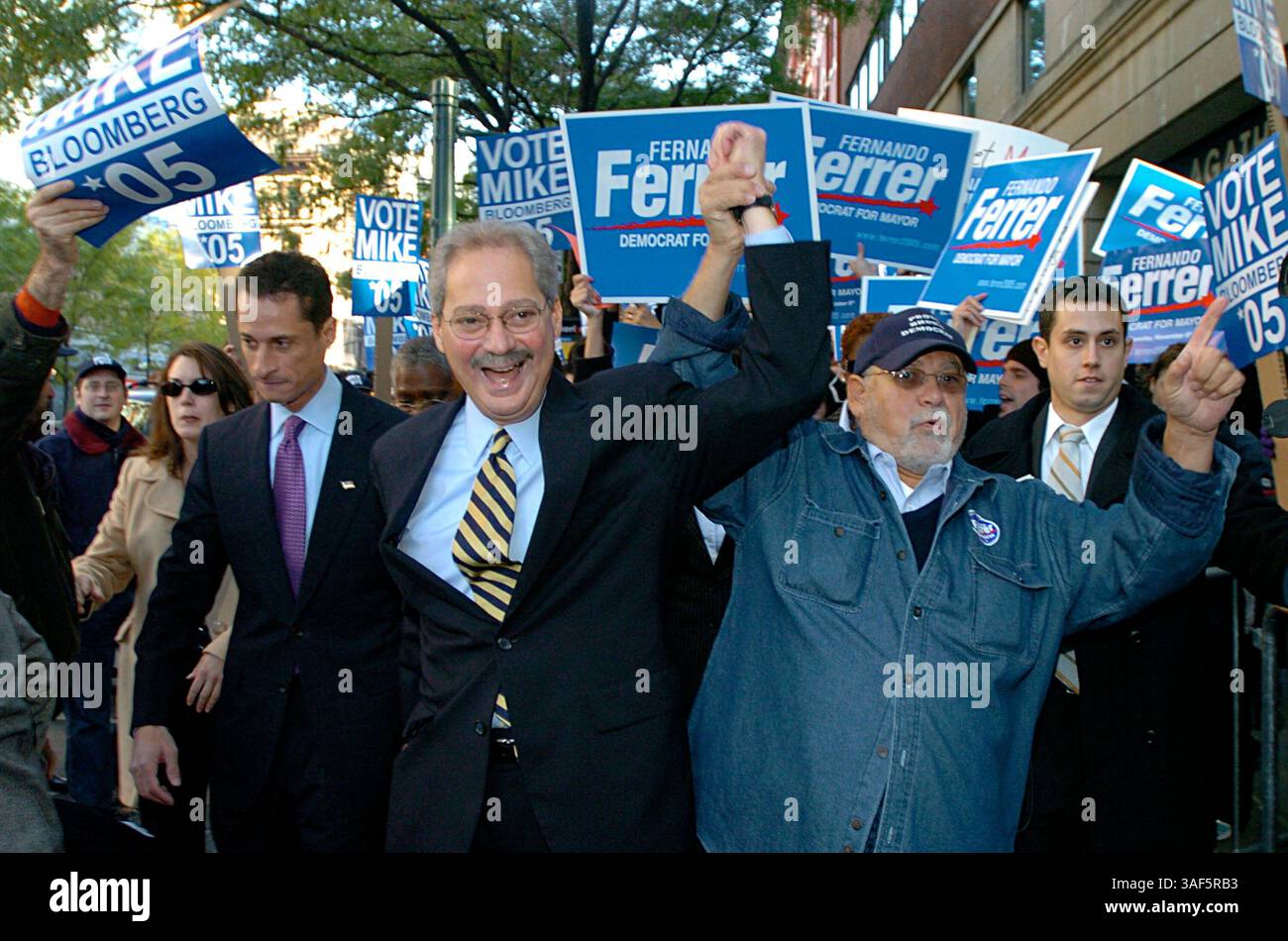 30 octobre 2005 ; Manhattan, NY, États-Unis ; NY PAPERS ÉPUISÉS. FERNANDO FERRER (C) arrive aux studios WABC-TV. Le maire Michael Bloomberg et le challenger démocrate Fernando Ferrer s’affrontent dans le premier débat télévisé de la course au maire de New York. Crédit obligatoire : photo de Bryan Smith/ZUMA Press. (©) Copyright 2005 par Bryan Smith Banque D'Images