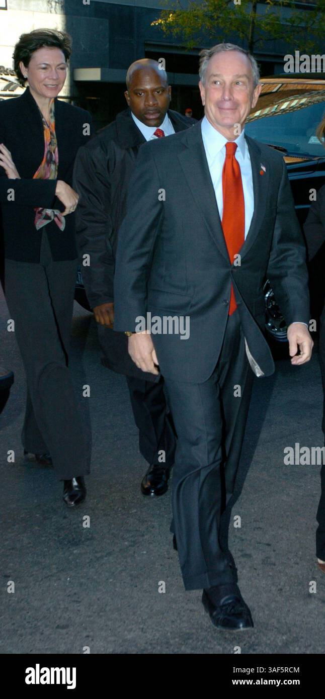 30 octobre 2005 ; Manhattan, NY, États-Unis ; NY PAPERS ÉPUISÉS. Le maire MICHAEL BLOOMBERG arrive aux studios WABC-TV. Le maire Michael Bloomberg et le challenger démocrate Fernando Ferrer s’affrontent dans le premier débat télévisé de la course au maire de New York. Crédit obligatoire : photo de Bryan Smith/ZUMA Press. (©) Copyright 2005 par Bryan Smith Banque D'Images