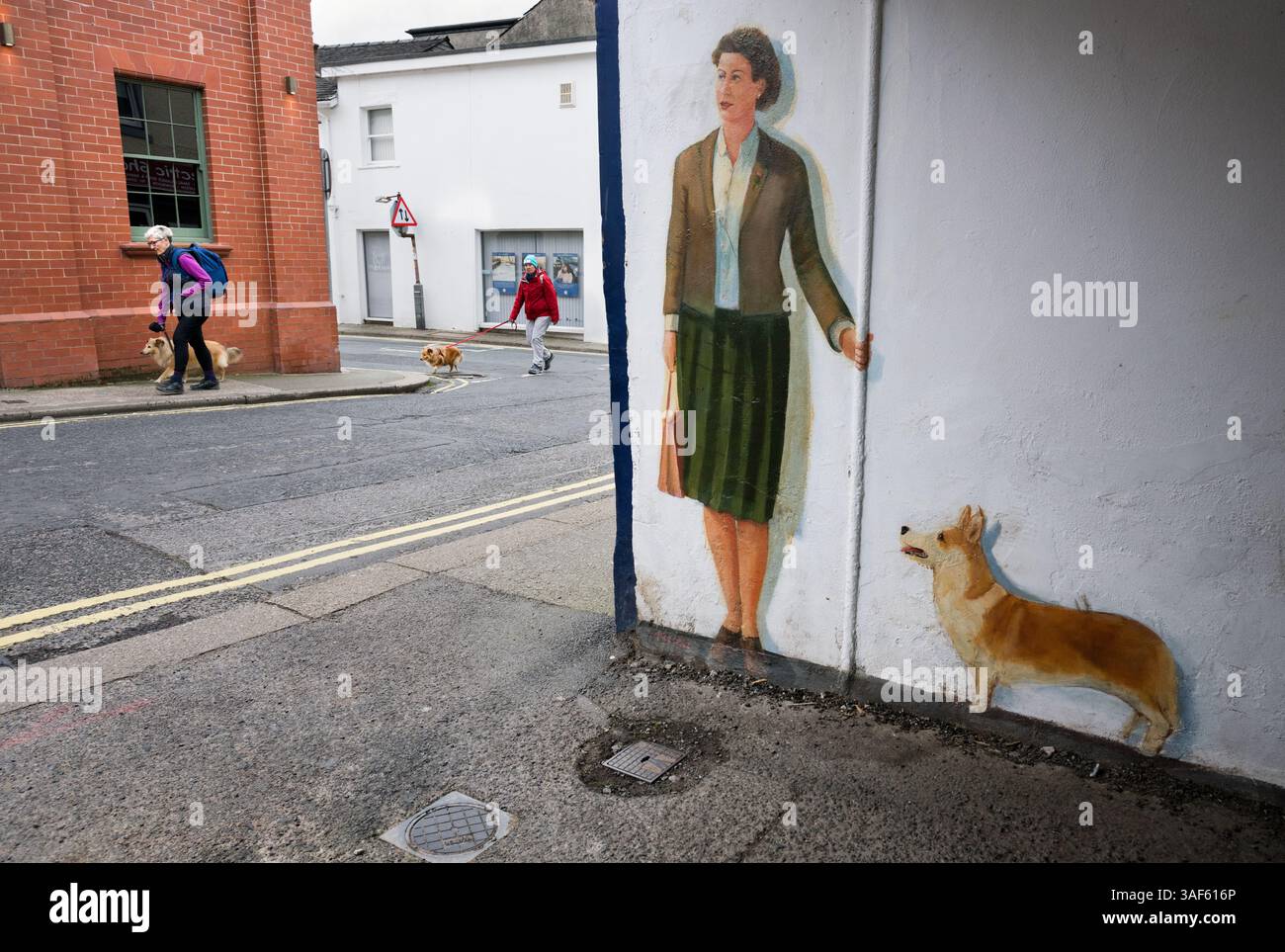 Peinture murale Queen et Corgi Street art par Paul Wilmott, St John's Street, Keswick, Cumberland, Royaume-Uni. Banque D'Images