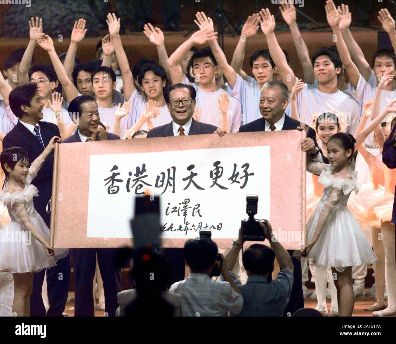 11 mars 2005 ; Los Angeles, Californie (CA), États-Unis ; (photo du dossier : 1919-07-0197) Tung Chee-hwa (à droite), ancien président chinois Jiang Zemin (au centre), tient une peinture de calligraphie lors d'un événement de célébration de la remise à Hong Kong le 1er juillet 1997. Tung présente officiellement sa démission à Pékin le 10 mars 2005, mettant fin à un règne historique et troublé en tant que premier chef de l'exécutif de Hong Kong sous la domination chinoise. Banque D'Images