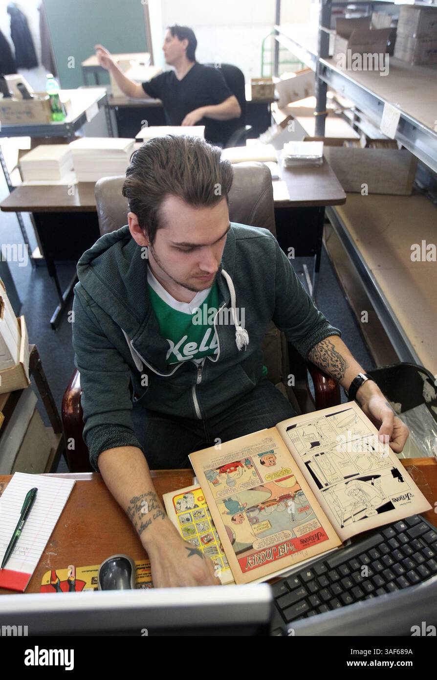 17 février 2015 - Norristown, PA, USA - Brian Leary regarde à travers une bande dessinée de Jetson pour déterminer la valeur du livre le 17 février 2015 à NewKadia Comics à Norristown, Pa. Ils utilisent 7 critères différents pour décomposer la valeur de la bande dessinée. (Crédit image : © Michael Bryant/TNS/ZUMA Wire) Banque D'Images