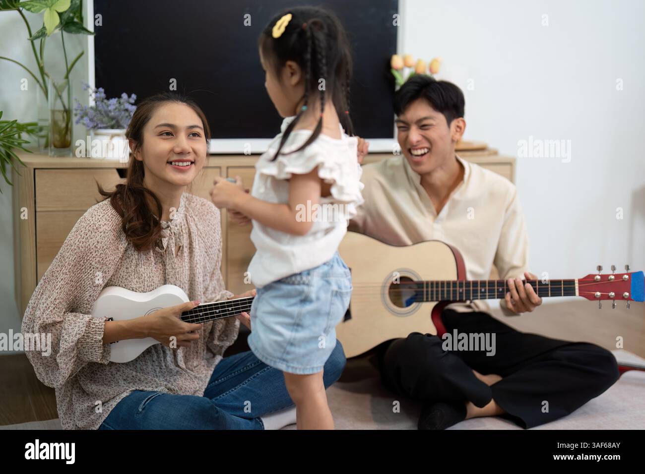 Joyeuse séance de musique familiale. Une famille créant des souvenirs par le jeu musical. Banque D'Images