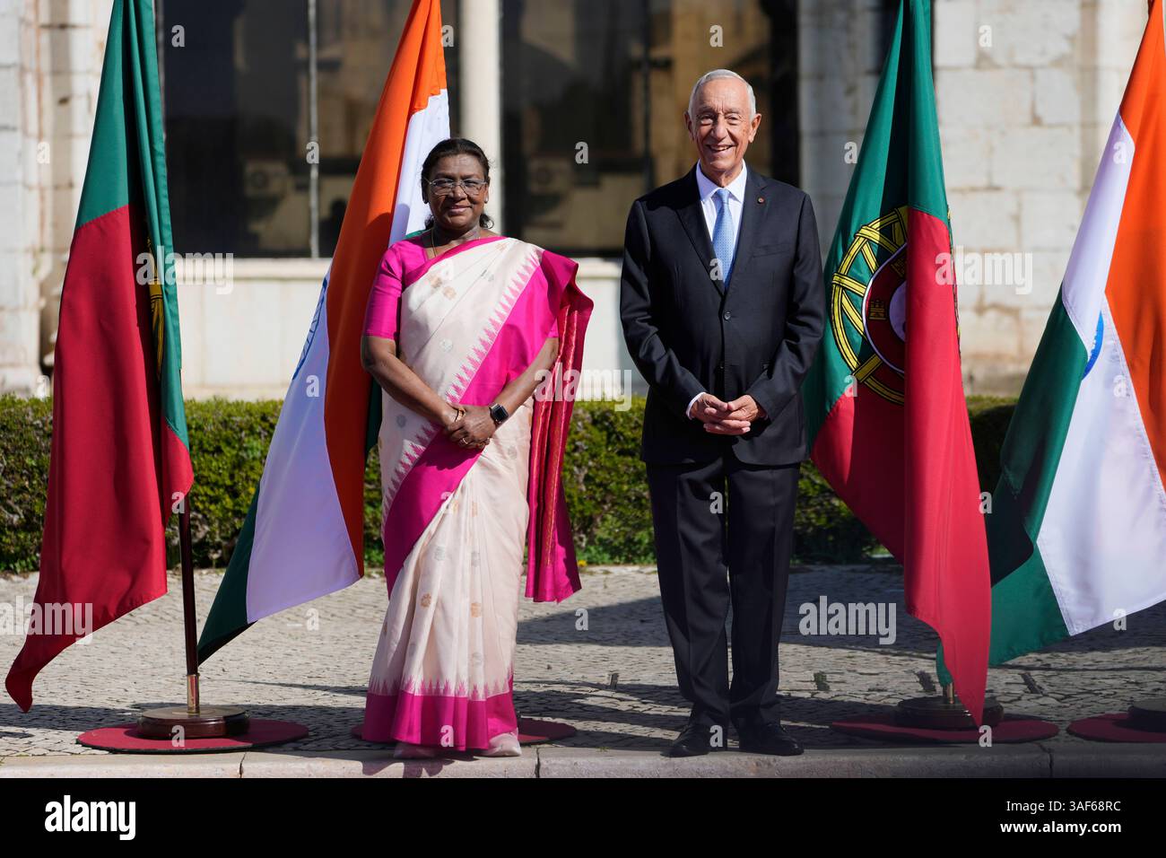 Indian President Droupadi Murmu, left, poses with Portuguese President Marcelo Rebelo de Sousa, right, upon arriving for a welcome ceremony outside the 16th century Jeronimos Monastery in Lisbon, at the start of her two-day state visit to Portugal, Monday, April 7, 2025. (AP Photo/Armando Franca) Banque D'Images