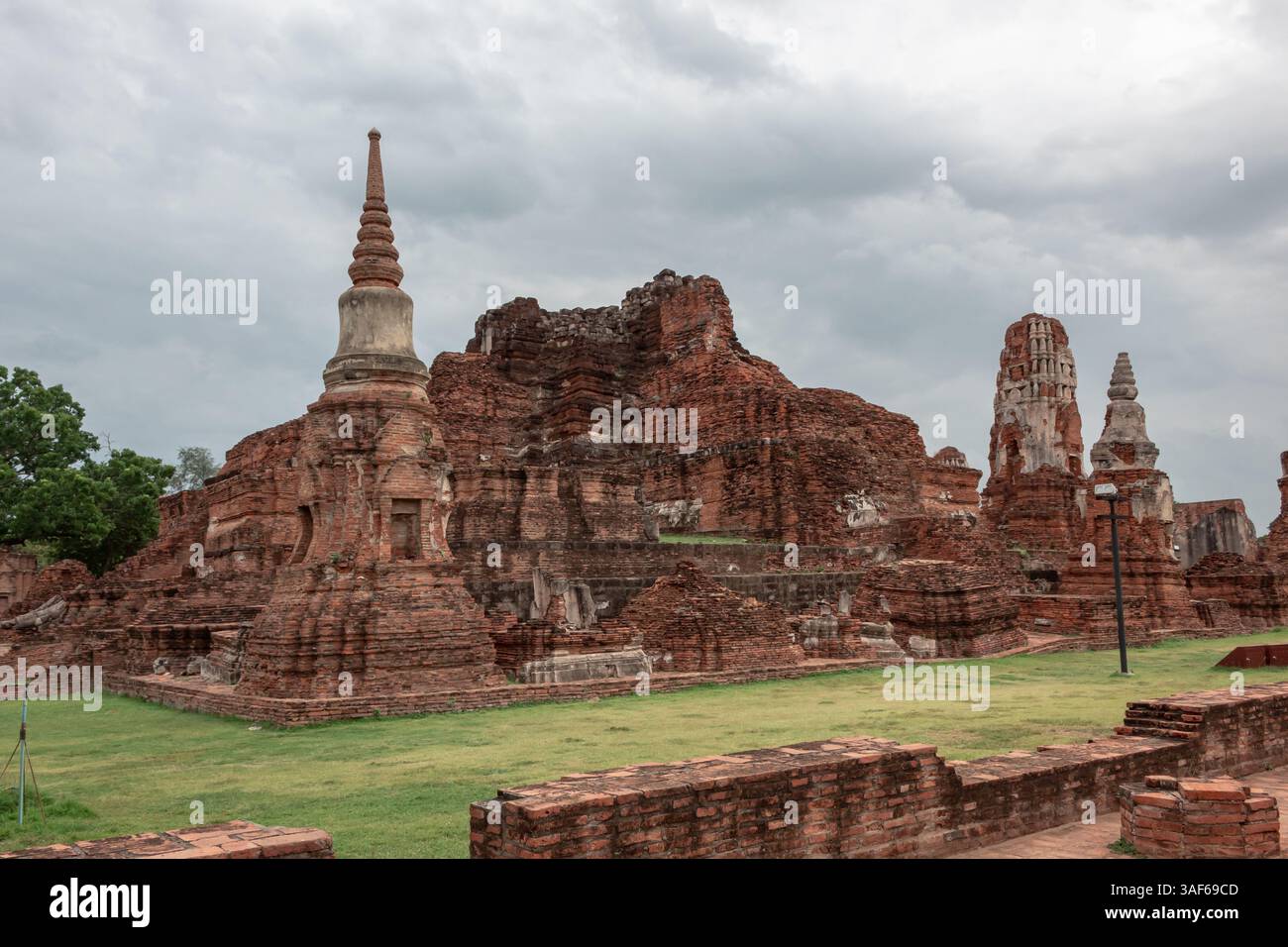 Brique rouge et pierre ruine de construction de pagode structures complexes du site historique de Wat Phra si Sanphet Ayutthaya en Thaïlande par une journée nuageuse Banque D'Images