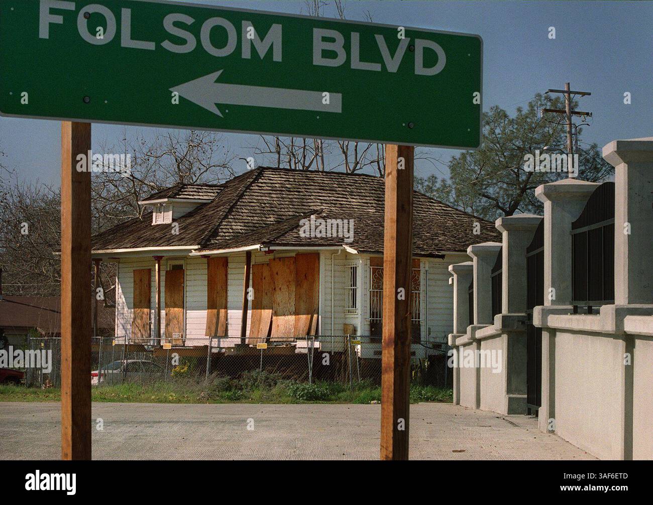 Assis à l'angle des rues Reading et Liedesdorff à Folsom, mardi 6 février 2001, est une structure arborée et battue par les intempéries qui était connue des années 1920 aux années 1950 comme la place d'Emma. C'était un bordello populaire, et sa madame Emma Moseby Spencer était apparemment un personnage très coloré dans la tradition de Folsom. Les autorités municipales décident quoi faire avec la structure, qui se trouve à l'extrémité sud de Natoma Crossing, le pont récemment construit sur le lac Natoma. La maison a dû être déplacée pendant ce processus de construction. (Sacramento Bee/Chris Crewell) Sacramento Bee Staff photo/ Banque D'Images