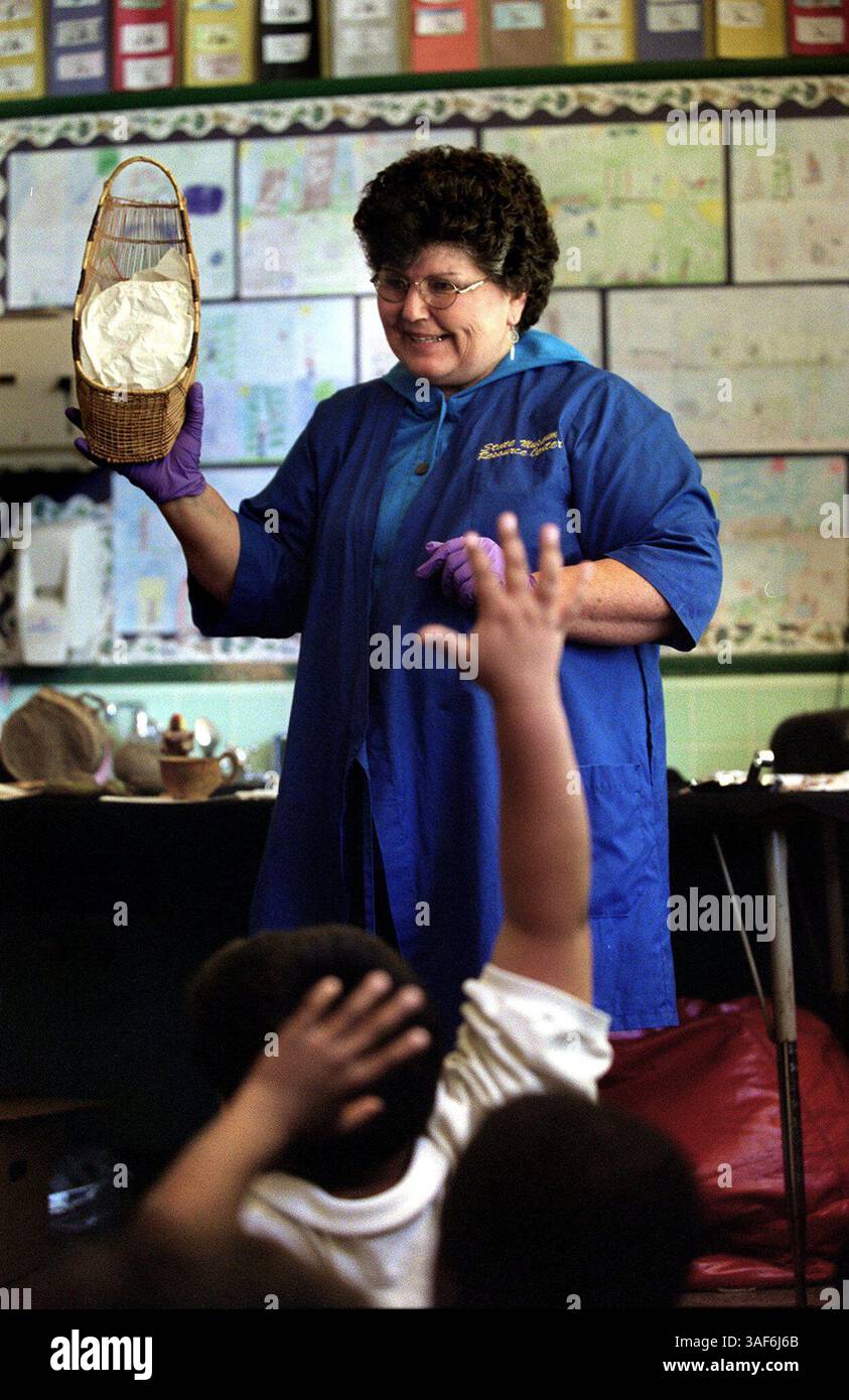 Billie Blue Elliston, technicienne muséale au State Museum Resource Center à West Sacramento, apparaît à l'école élémentaire Phoebe Hearst le 13 juin 2001, avec quelques-uns des objets amérindiens du Resource Center. Elliston, de l'héritage Miwok, a apporté des artefacts et des récits à une classe de deuxième année re : histoire des tribus amérindiennes de Californie. The Sacramento Bee / Dick Schmidt (avec Ed Fletcher) / ZUMA Press Banque D'Images