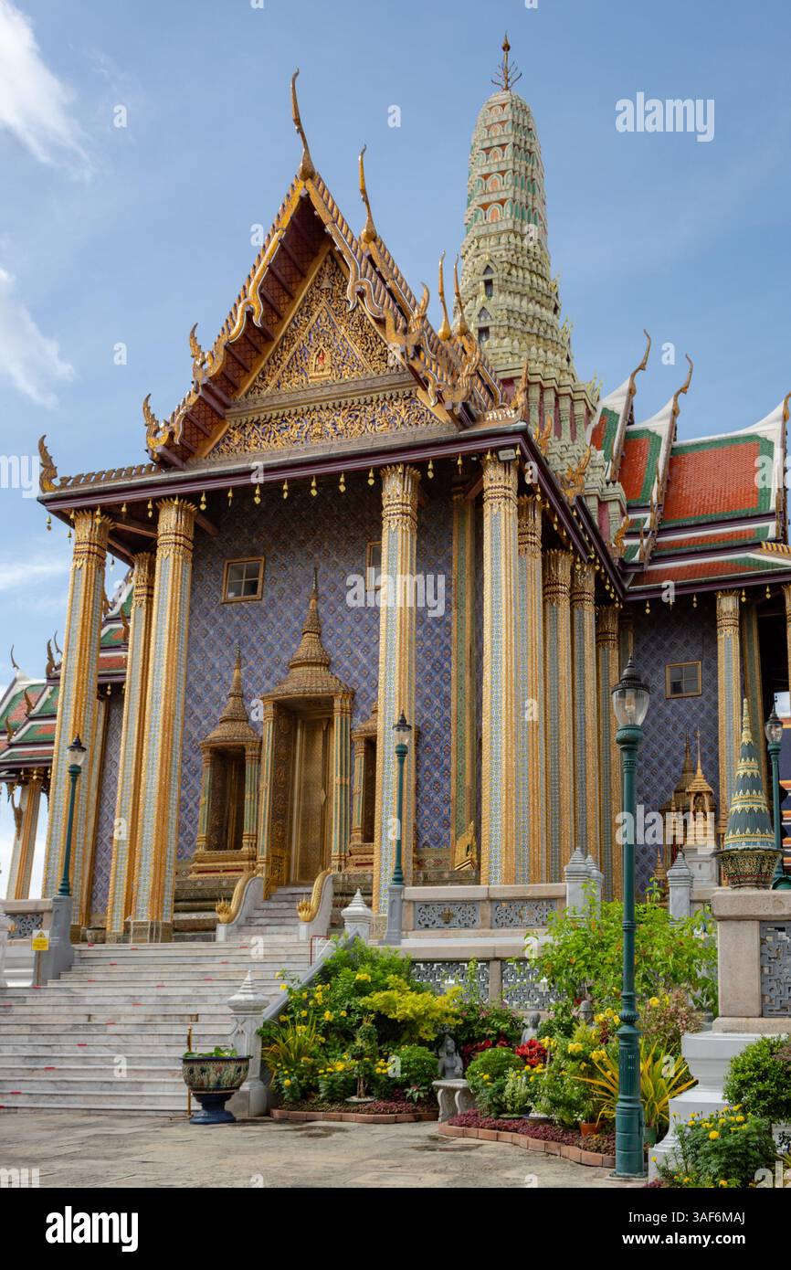 Architecture détaillée du Temple du Bouddha d'émeraude dans le Grand Palais à Bangkok Thaïlande. Photo prise un jour ensoleillé Banque D'Images