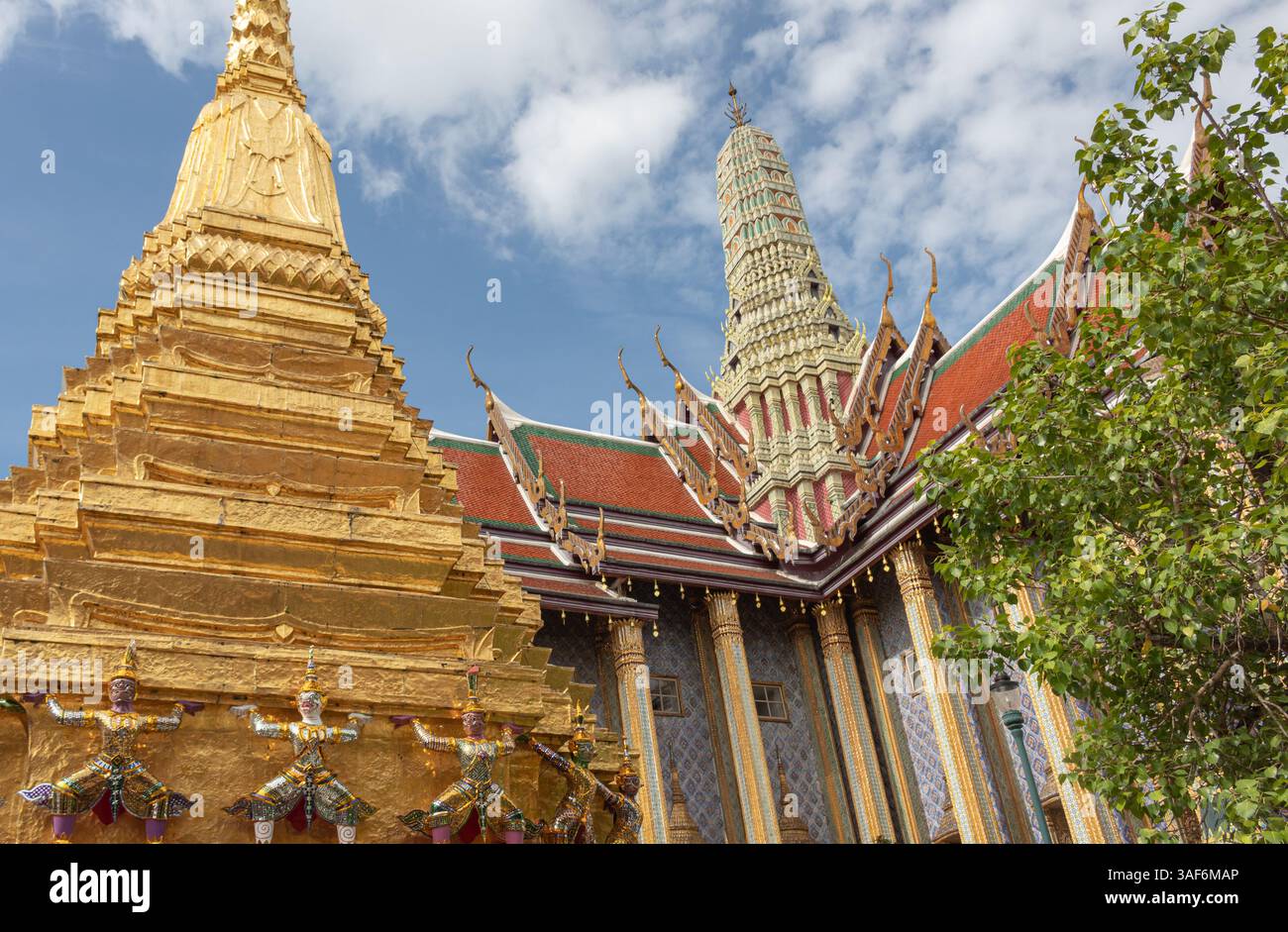 Architecture détaillée du Temple du Bouddha d'émeraude dans le Grand Palais à Bangkok Thaïlande. Photo prise un jour ensoleillé Banque D'Images