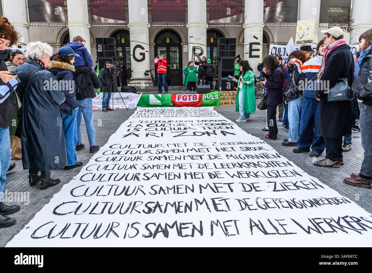 Ce jour de grève nationale, de nombreux artistes, interprètes et acteurs se rassembent sur la place de la monnaie à Bruxelles contre les distinctions du Banque D'Images