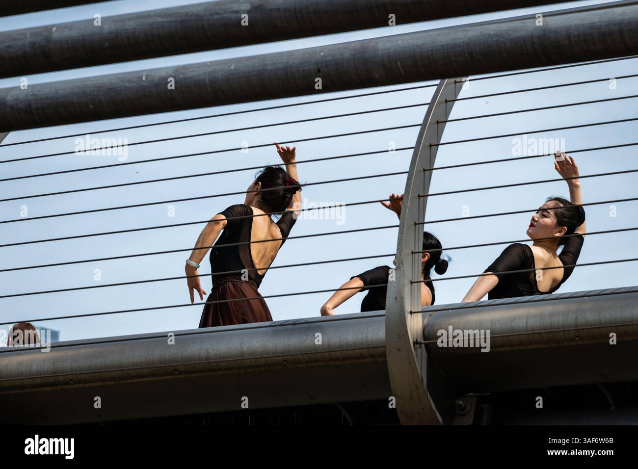 Les gens du pont du millénaire qui traversent la Tamise Banque D'Images