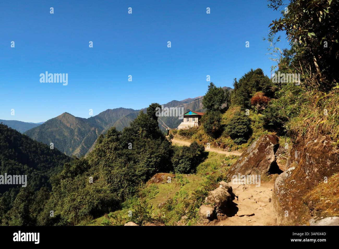 Le sentier entre Salleri et Lukla, en passant par un salon de thé avec des drapeaux de prière, Mount Everest base Camp Trek, EBC, Népal 2022 Banque D'Images Le sentier entre Salleri et Lukla, en passant par un salon de thé avec des drapeaux de prière, Mount Everest base Camp Trek, EBC, Népal 2022 Banque D'Images