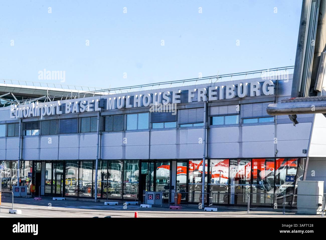 EuroAirport Basel Mulhouse Freiburg Dreiländerflughafen mit internationaler Anbindung Basel-Mulhouse, Schweiz, Europa, EuroAirport, Flughafen, internationaler Verkehr, Verkehrsknotenpunkt, EasyJet, Grenzregion, Dreiländereck *** EuroAirport Bâle Mulhouse Freiburg Aéroport de trois pays avec des connexions internationales Bâle Mulhouse, Suisse, Europe, EuroAirport, aéroport, trafic international, hub de trafic, EasyJet, région frontalière, triangle frontalier Copyright : xJOERANxSTEINSIEKx Banque D'Images