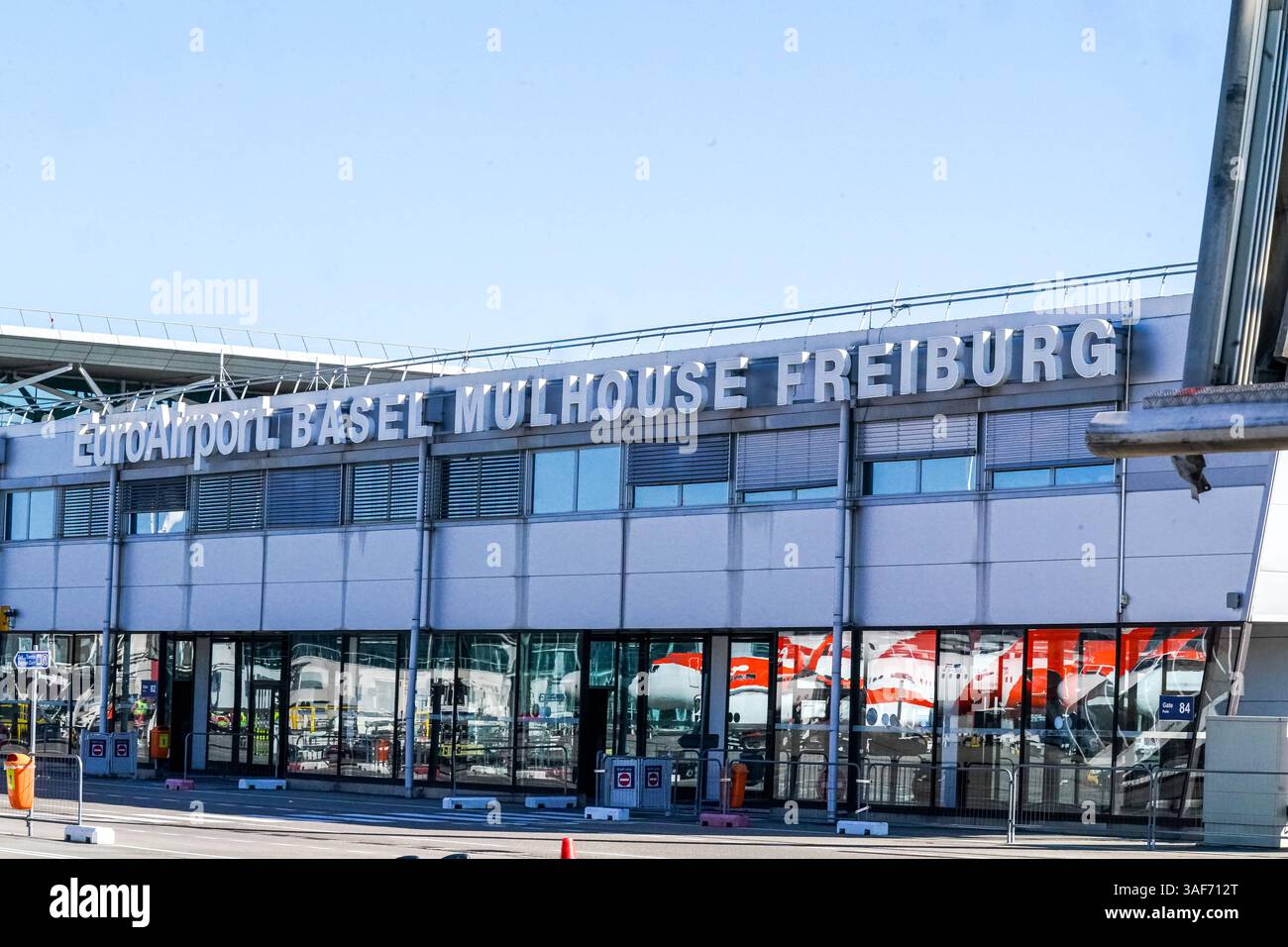 EuroAirport Basel Mulhouse Freiburg Dreiländerflughafen mit internationaler Anbindung Basel-Mulhouse, Schweiz, Europa, EuroAirport, Flughafen, internationaler Verkehr, Verkehrsknotenpunkt, EasyJet, Grenzregion, Dreiländereck *** EuroAirport Bâle Mulhouse Freiburg Aéroport de trois pays avec des connexions internationales Bâle Mulhouse, Suisse, Europe, EuroAirport, aéroport, trafic international, hub de trafic, EasyJet, région frontalière, triangle frontalier Copyright : xJOERANxSTEINSIEKx Banque D'Images
