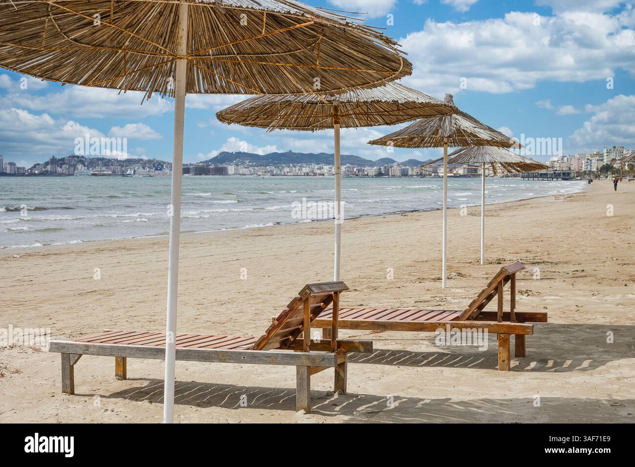 Fond de plage tropicale vide. Parasol en paille et chaises de plage sur une plage de bord de mer vide. Albanie plage Durres. Voyages, tourisme, vacances et vacances Banque D'Images