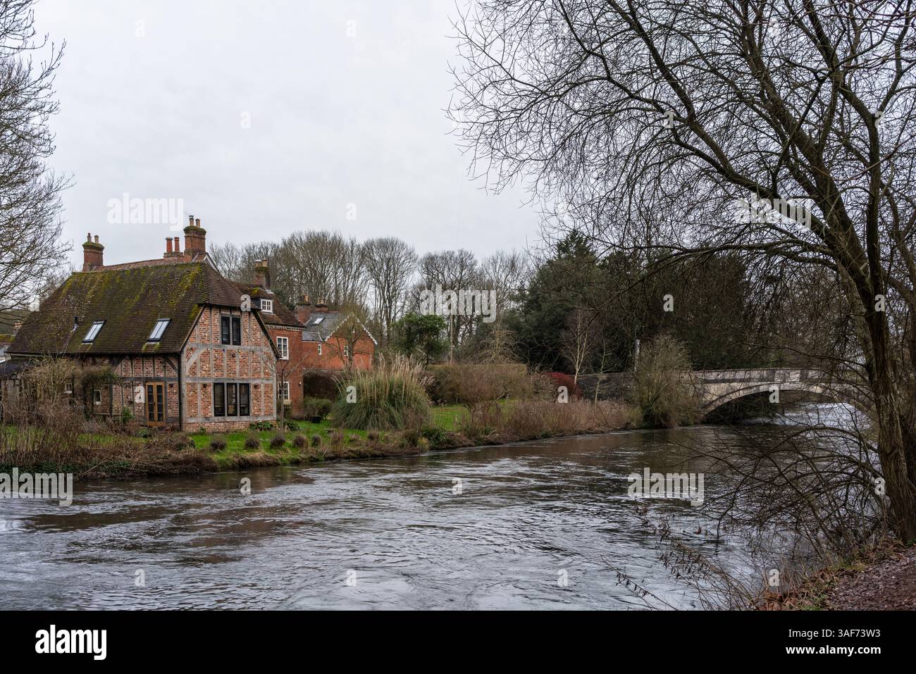 Un chalet le long de la rivière test le long de la Romsey Heritage Trail en hiver, Romsey, Hampshire, Angleterre, Royaume-Uni Banque D'Images