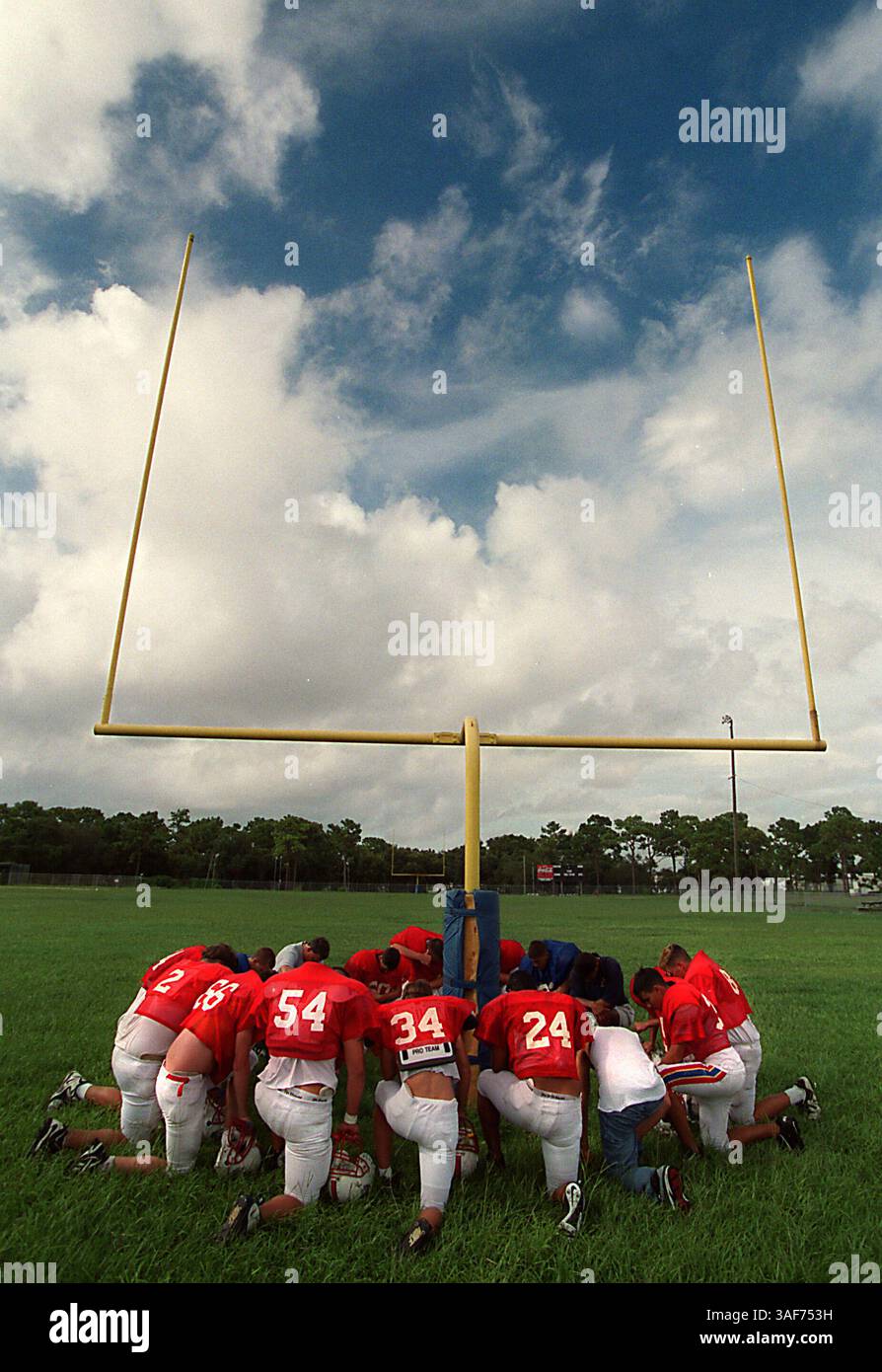 NP.90499.- - LIVRER À :.sports.- -.8/23/1999.- -.Largo.- -. INFO LÉGENDE :. 3. Les membres de l'équipe de football Indian Rocks Christian School participent à un cercle de prière autour de l'un des postes de but de l'école au début de la pratique récemment. L'équipe s'est concentrée sur des exercices spéciaux d'équipe après la prière..- -. Times photo par :. Scott Keeler.- -. Histoire de :. Rodney page.- -. SCANNÉ PAR :.SRK.- - DATE D'EXÉCUTION : .09/03/1999 (image crédit : St Petersburg Times/ZUMAPRESS.com) Banque D'Images
