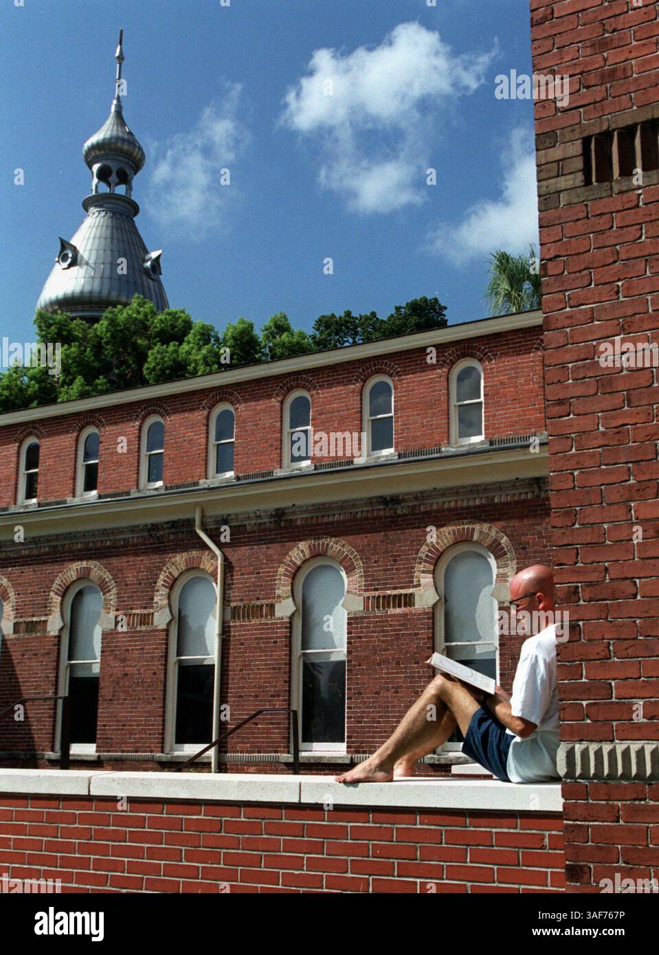 TP.91253.- - LIVRER À :. Bureau Tampa.- -.8/30/99.- -.Tampa.- -. INFO LÉGENDE :. POUR LA PAGE DU CAMPUS : (1) Jeoff Clowes (cq / 34 / en bas à droite) études ''physiologie comparative des animaux'' tout en prenant un peu de soleil lundi tôt (crédit image : St Petersburg Times/ZUMAPRESS.com) Banque D'Images