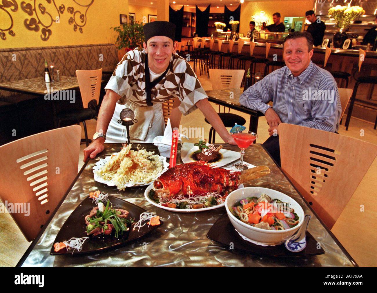 TP.93228.- - LIVRAISON À :.WEEK-END.- -.10/11/1999.- -. Tampa .- -. LÉGENDE : .1- Chef de sushi exécutif Hunter Chi (cq), à gauche, et Directeur général Serban Dronca (cq), à droite, regardez la table des plats préparés au Bacchus Sushi & Noodles Restaurant situé au 720 S. Howard Avenue à Tampa le lundi soir (image crédit : St Petersburg Times/ZUMAPRESS.com) Banque D'Images