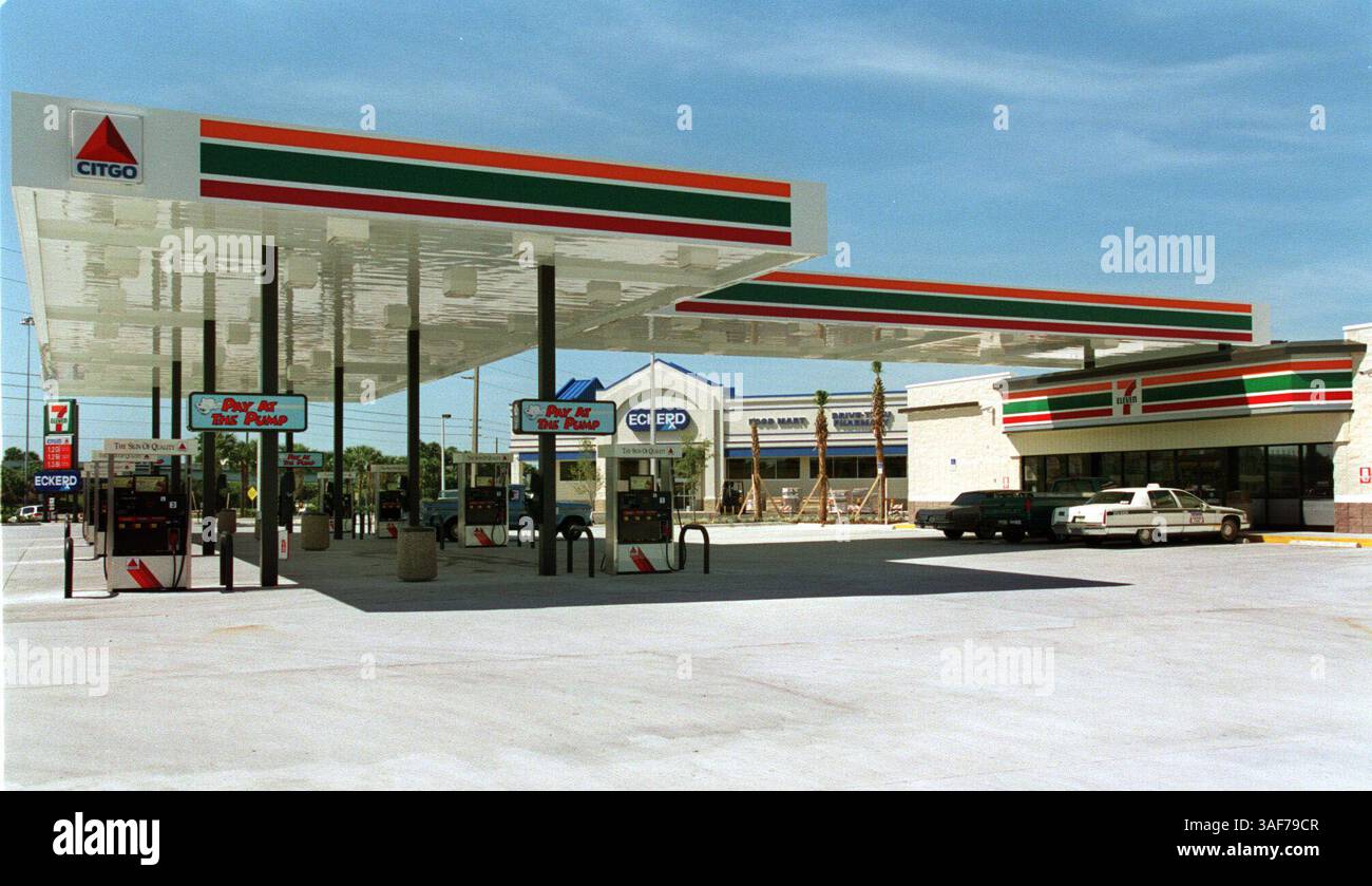 SP.93367.- - LIVRER À :. Horaires du quartier.- -.10/11/1999.St.Pete.- -. INFO LÉGENDE :. Plan de l'angle nord-ouest de l'intersection entre la 34th Street et la 54th Ave. S où un nouvel Eckerd indépendant est en construction et un complexe 7-Eleven et Citgo vient d'ouvrir. PLS Get Wide shot qui montrera les deux et construction shot d'Eckerd. . Times photo par :. Fred Victorin.- -. Histoire de :. Sharon Bond.- -. SCANNÉ PAR :..- - DATE D'EXÉCUTION : .10/13/99 (image crédit : St Petersburg Times/ZUMAPRESS.com) Banque D'Images
