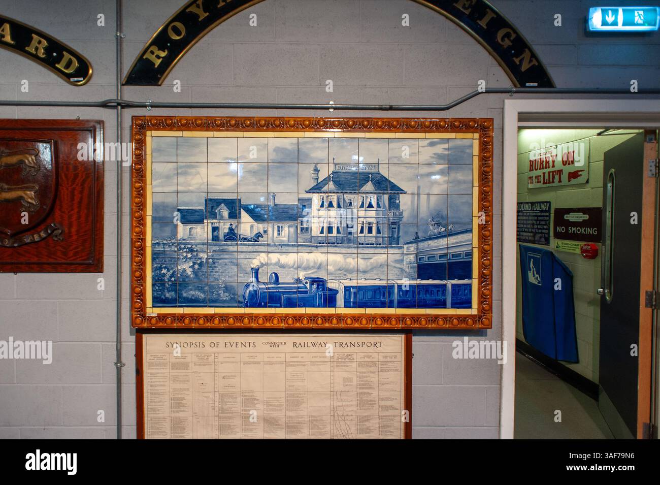 Peinture murale carrelée du North Staffordshire Railway, représentant le Bridge Inn à Hanley, une partie de la collection dans le North Shed, National Railway Museum, Banque D'Images