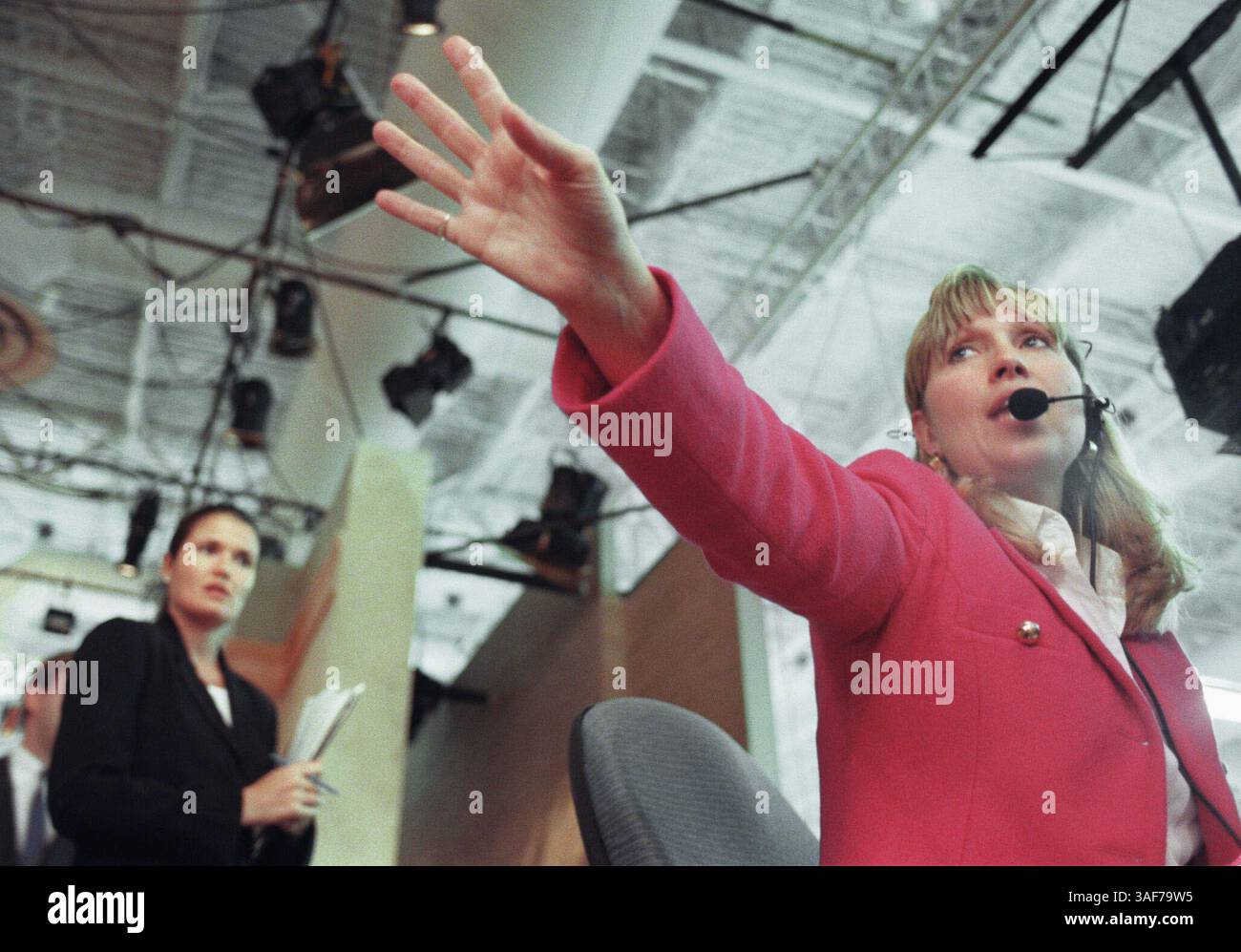 SP.93261.- - LIVRER À :.business news.- -.10/11/1999.- -.assurer Pétersbourg.- -. INFO LÉGENDE :. Photo # 3- Leslee Hucknall- Chorney (cq), produit le salon Perlier Bath and Body Cosmetics sur le Home Shopping Network lundi. Debbie Collinson (crédit image : St Petersburg Times/ZUMAPRESS.com) Banque D'Images