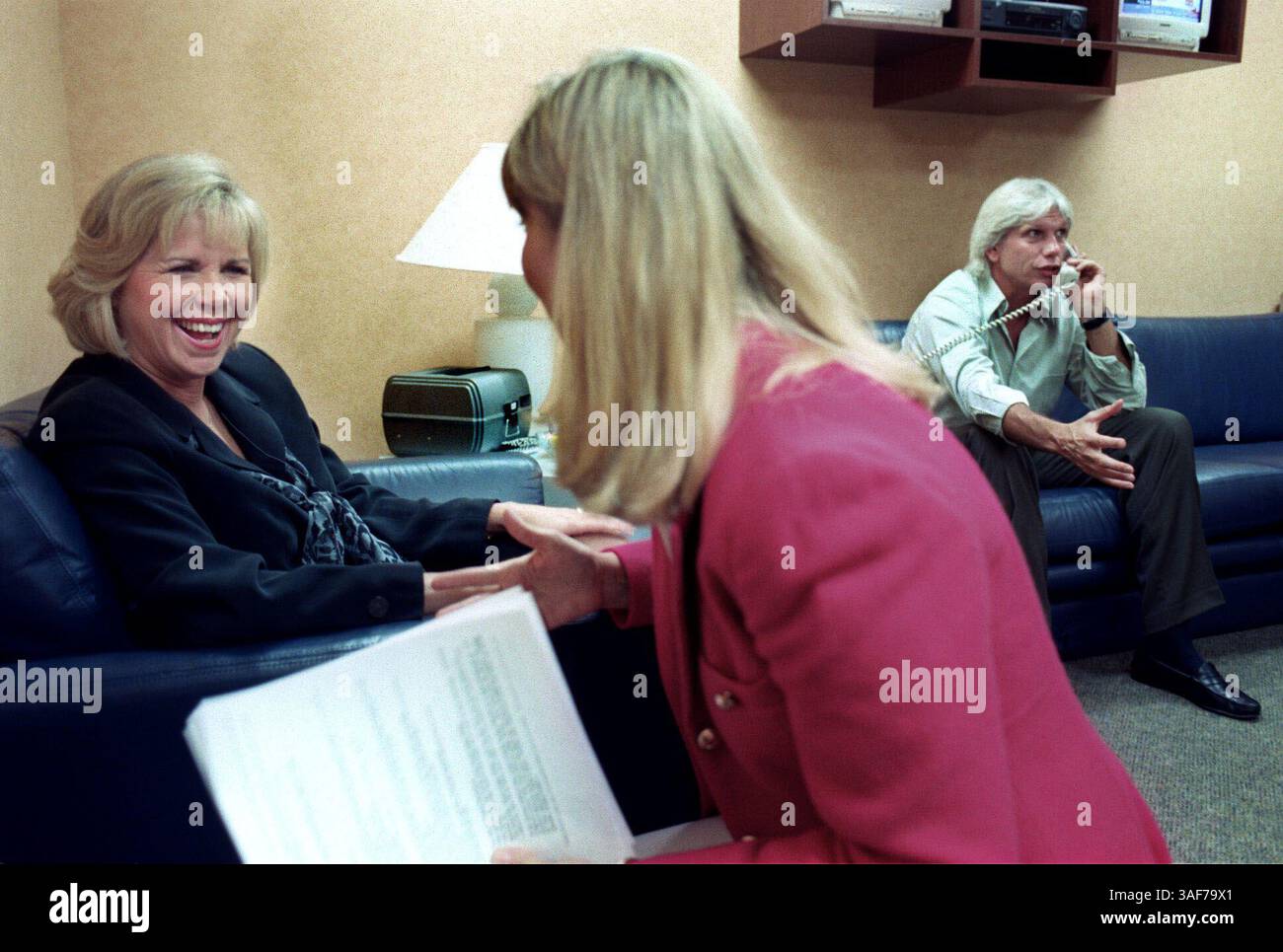 SP.93261.- - LIVRER À :.business news.- -.10/11/1999.- -.assurer Pétersbourg.- -. LÉGENDE : photo # 2- Leslee Hucknall- Chorney (cq), productrice du Home Shopping Network, accueille les invités (l) Andrea Patton et Mike Wittmever (R-on phone) avant son spectacle lundi (10.11.99). (Crédit image : St Petersburg Times/ZUMAPRESS.com) Banque D'Images