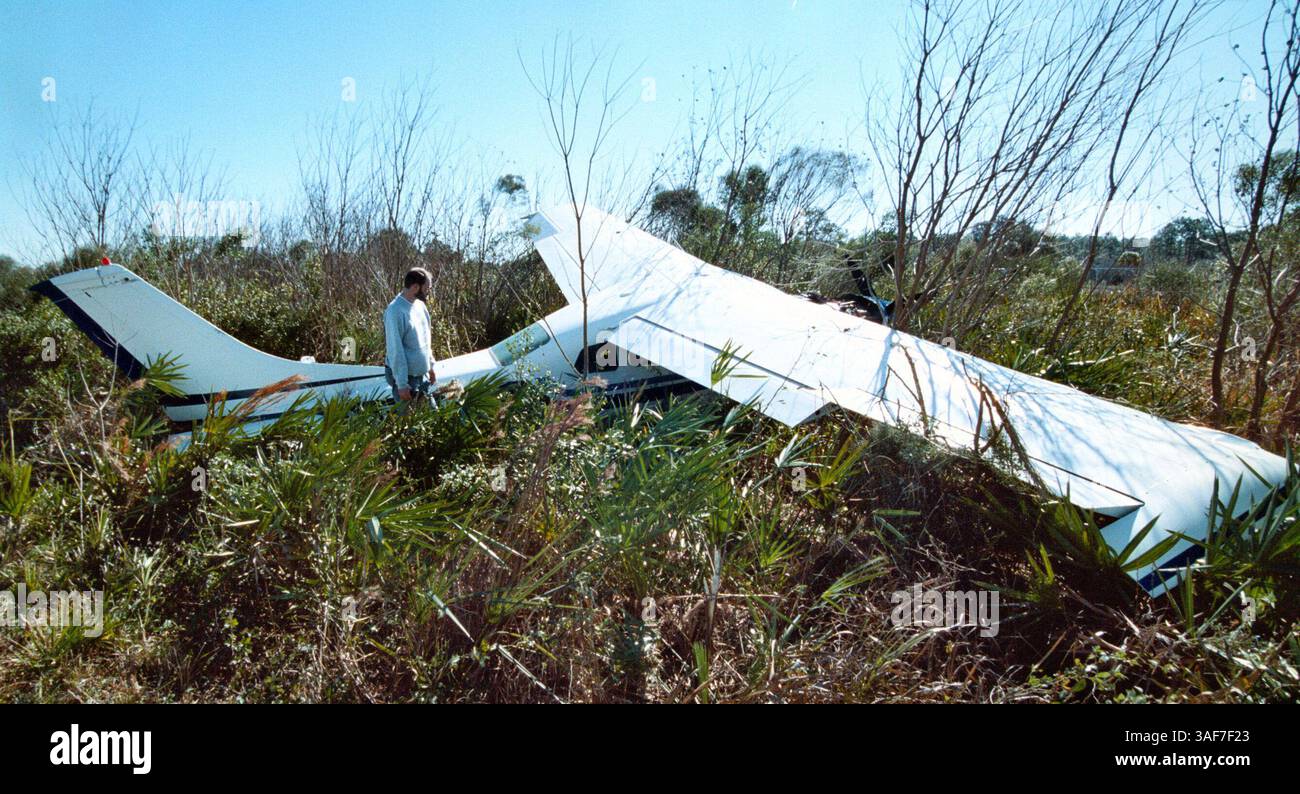 CI.98056.- LIVRER À :. Citrus Desk.- 1/14/2000.- Crystal River.- INFO LÉGENDE :. Ian Brand (cq), un instructeur de vol qui travaille à l'aéroport de Crystal River, inspecte les dommages à un Cessna 210 qui a été soufflé hors de la piste par un vent transversal apparemment fort alors que son pilote, Gary Harris (nom de Brand) de l'Illinois, n'a pas pu contrôler l'avion lors d'une tentative d'atterrissage vendredi matin (crédit image : St Petersburg Times/ZUMAPRESS.com) Banque D'Images