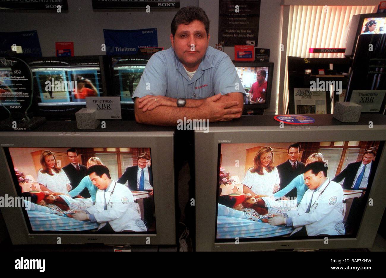 SP.103730.- LIVRER À :. Horaires du quartier.- 5/8/2000.ST. PETE BEACH.- INFO LÉGENDE :. Bruce Narcisi, co-propriétaire de TV & Music Center 257 75th Avenue, à proximité Pete Beach, avec les téléviseurs Sony Trinitron dans le showroom de son magasin spécialisé Sony. TV & Music Center est ouvert depuis 1958. Le propriétaire Bruce Narcisi fait toujours des appels de service. Quand il a ouvert, il n'y avait que quelques boutiques de ce type dans les environs. Maintenant, il y a un certain nombre de grandes chaînes de magasins électroniques dans la région, et beaucoup de nos articles de divertissement sont considérés comme jetables.. Photo par :. Dirk Shadd.- -. Histoire de :. Sharon Bond.- -. SCANNÉ PAR :..DATE D'EXÉCUTION : Banque D'Images