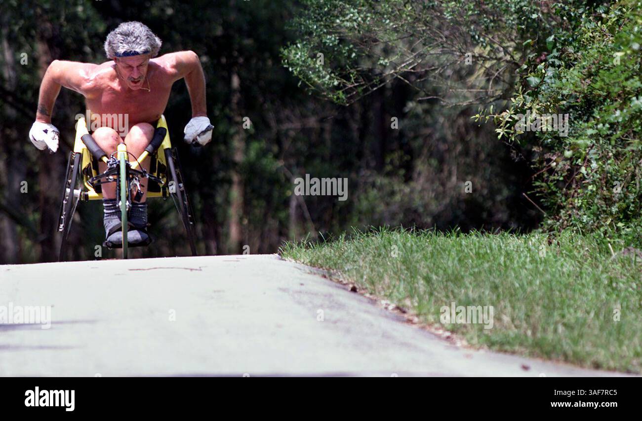 TP.108710.- - LIVRER À :. Tampa et État.- -.8/15/2000..Tampa.- -. INFO LÉGENDE :. IL S'AGIT D'Une IMAGE NUMÉRIQUE Everett Ferriera (cq), 53 ans, de Tampa, va faire une ''course'' au parc Al Lopez à Tampa le mardi après-midi 15 août 2000. ''il est bon de transpirer'' sourit Ferriera. ''transpirer est comme la fontaine de la jeunesse. Mon médecin dit que j'ai l'intérieur d'un enfant de 20 ans et que je le dois à l'exercice. » Ferriera, qui a Spina Bifida et est lié en fauteuil roulant depuis la fin de sa vingtaine, court 10 miles au moins deux fois par semaine. (Crédit image : St Petersburg Times/ZUMAPRESS.com) Banque D'Images
