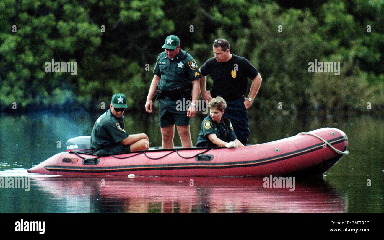 NP.108399.- - LIVRER À :. NP Desk.- -.8/9/2000.- -. LARGO. INFO LÉGENDE :. Les officiers de police de Largo et les shérifs du comté de Pinellas fouillent un étang mercredi près d'East Bay Golf and Country Club à Largo après que le corps d'une femme a été retrouvé mercredi matin. La police de Largo a déclaré que le corps semblait avoir été mutilé par un alligator. Times photo par :. Matt May.- -. Histoire de :. LIB NOTE : femme identifiée plus tard comme Eileen Pozniak (crédit image : St Petersburg Times/ZUMAPRESS.com) Banque D'Images NP.108399.- - LIVRER À :. NP Desk.- -.8/9/2000.- -. LARGO. INFO LÉGENDE :. Les officiers de police de Largo et les shérifs du comté de Pinellas fouillent un étang mercredi près d'East Bay Golf and Country Club à Largo après que le corps d'une femme a été retrouvé mercredi matin. La police de Largo a déclaré que le corps semblait avoir été mutilé par un alligator. Times photo par :. Matt May.- -. Histoire de :. LIB NOTE : femme identifiée plus tard comme Eileen Pozniak (crédit image : St Petersburg Times/ZUMAPRESS.com) Banque D'Images