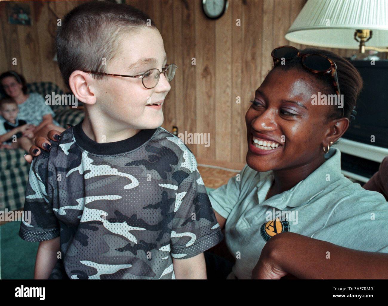 NP.108903.- LIVRER À :. NP DESK.- 18/8/2000.- LARGO.- INFO LÉGENDE :. Jimmy Vogelpohl s'étouffait avec un hot-dog lors d'un rodéo à vélo quand Roxanne Hunt d'AmeriCorps , qui travaille avec la police de Largo, a effectué la manœuvre de Heimlich pour déloger le hot-dog. Jimmy Vogelpohl dit qu'ils devraient faire des hot-dogs avec des trous en eux pour que vous puissiez respirer à travers eux..- -. Times photo par :. Jim Damaske.- -. Histoire de :. Leon Tucker.- -. SCANNÉ PAR :.jfd.- - DATE D'EXÉCUTION : .8/19/2000 (image crédit : St Petersburg Times/ZUMAPRESS.com) Banque D'Images