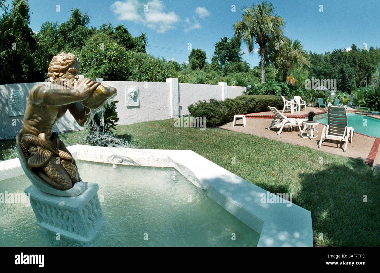 CW.109207.- - LIVRER À :. Advance Desk.- -.9/30/2000.- -.Carrollwood.- -. INFO LÉGENDE :. Une statue du Dieu grec Triton qui était le fils du Dieu de la mer Poséidon et Amphitrite. Il avait le pouvoir de calmer ou d'agiter les vagues en soufflant sur un coquillage tordu stands dans le coin opposé de la cour de la chute d'eau dans la maison John Rodenas à Carrollwood...- -. Times photo par :. Mike Pease.- -. Histoire de :.Kay.- -. SCANNÉ PAR :.MP.- - DATE D'EXÉCUTION : (crédit image : St Petersburg Times/ZUMAPRESS.com) Banque D'Images