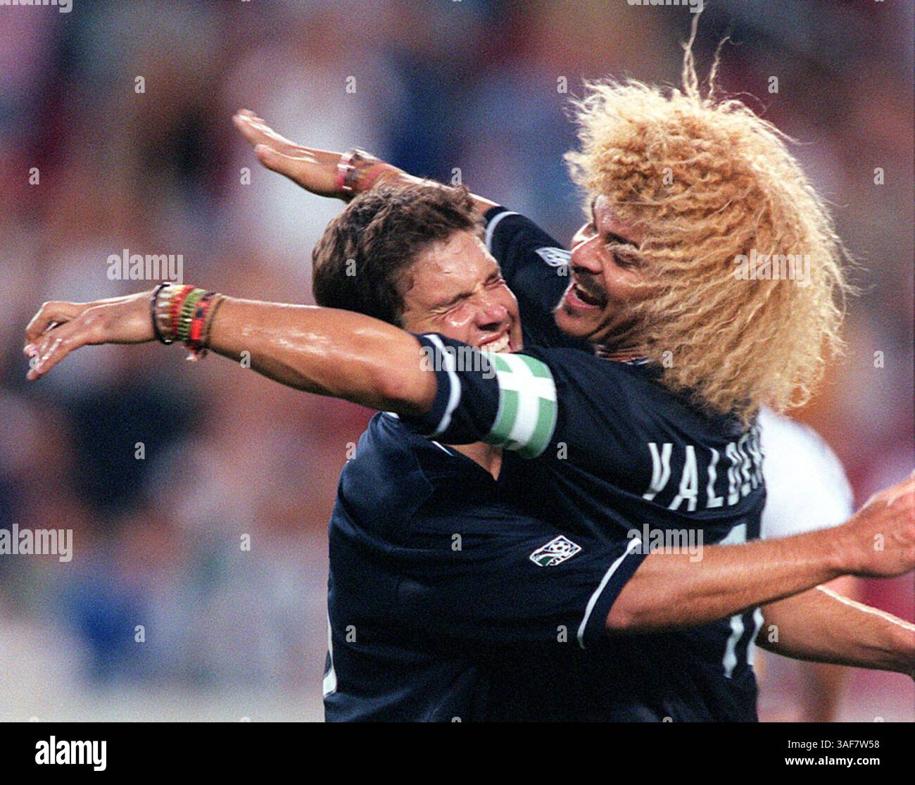 TP.104809.- - LIVRER À :.sports.- -.9/9/2000.- -.Tampa.CAPTION INFO :. Les joueurs de Tampa Bay Mutiny Eric Quill, à gauche, et Carlos Valderrama, à droite, célèbrent le deuxième but de Quill contre les Wizards de Kansas City le 9 septembre 2000. Les buts étaient les quatrième et cinquième de Quill de la saison..- -. Times photo by-. Toni l Sandys. Histoire par :.page.- -. SCANNÉ PAR :.tls.- - DATE D'EXÉCUTION : .9/10/2000 (image crédit : St Petersburg Times/ZUMAPRESS.com) Banque D'Images