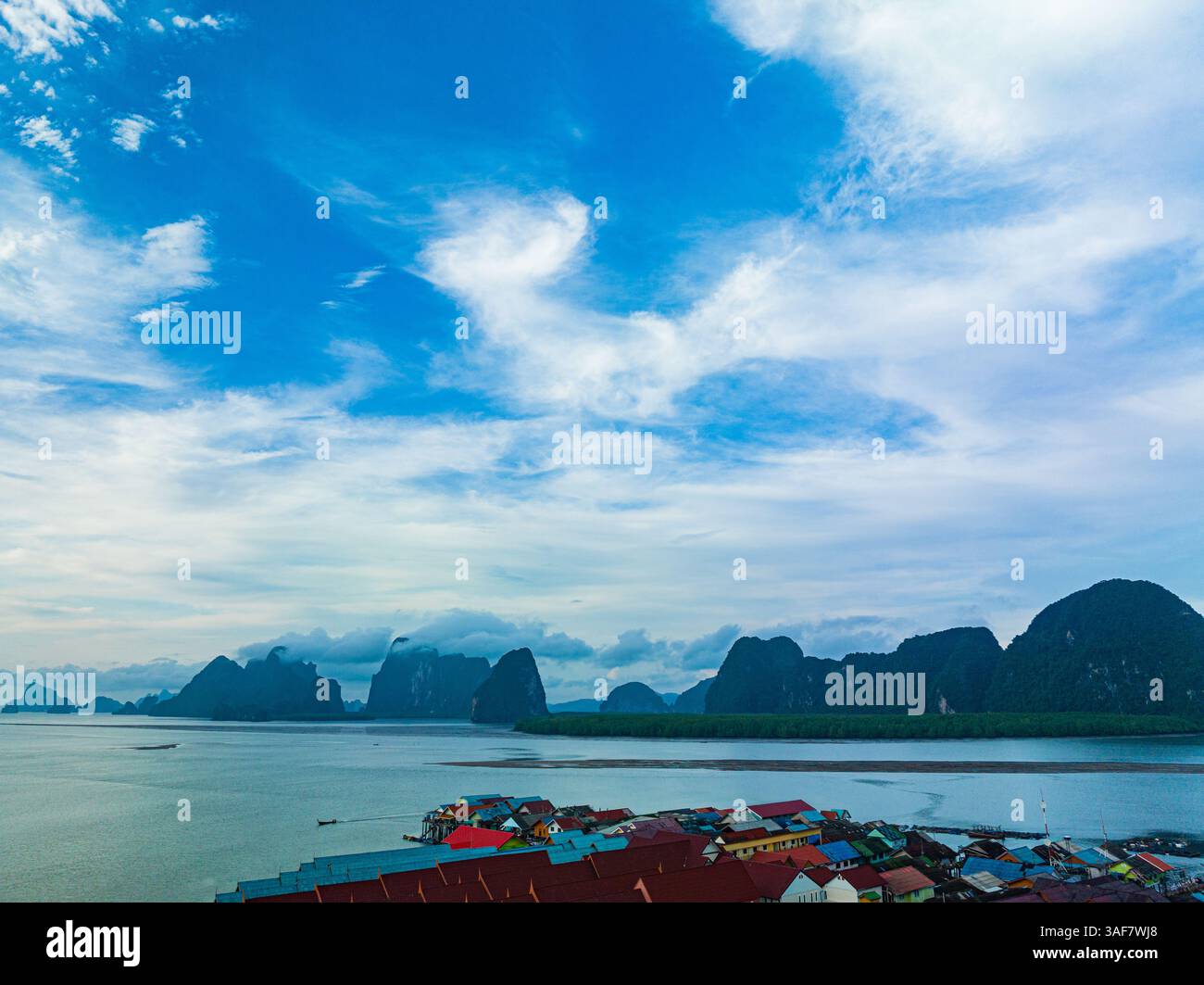 Voir les toits de maison colorés sur un village sur Koh Panyee. incroyable village sur l'eau de mer. Les indigènes plantèrent densément leurs quartiers d'habitation sur l'île. C Banque D'Images