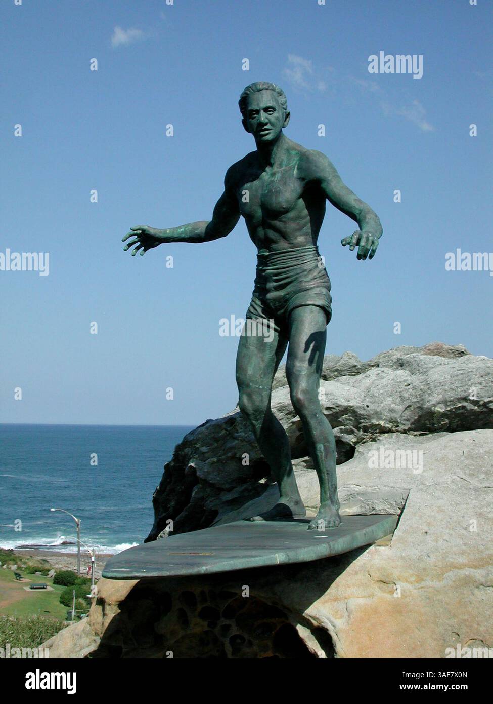 La statue du duc Paoa Kahanomoku, père du surf et premier héros olympique américain, se dresse sur les rives de Freshwater Bay. Les surfeurs du monde entier font le pimgrimage à cet endroit pour rendre hommage à l'homme qui a tout commencé. Times photo par : Terry Tomalin (crédit image : St Petersburg Times/ZUMAPRESS.com) Banque D'Images