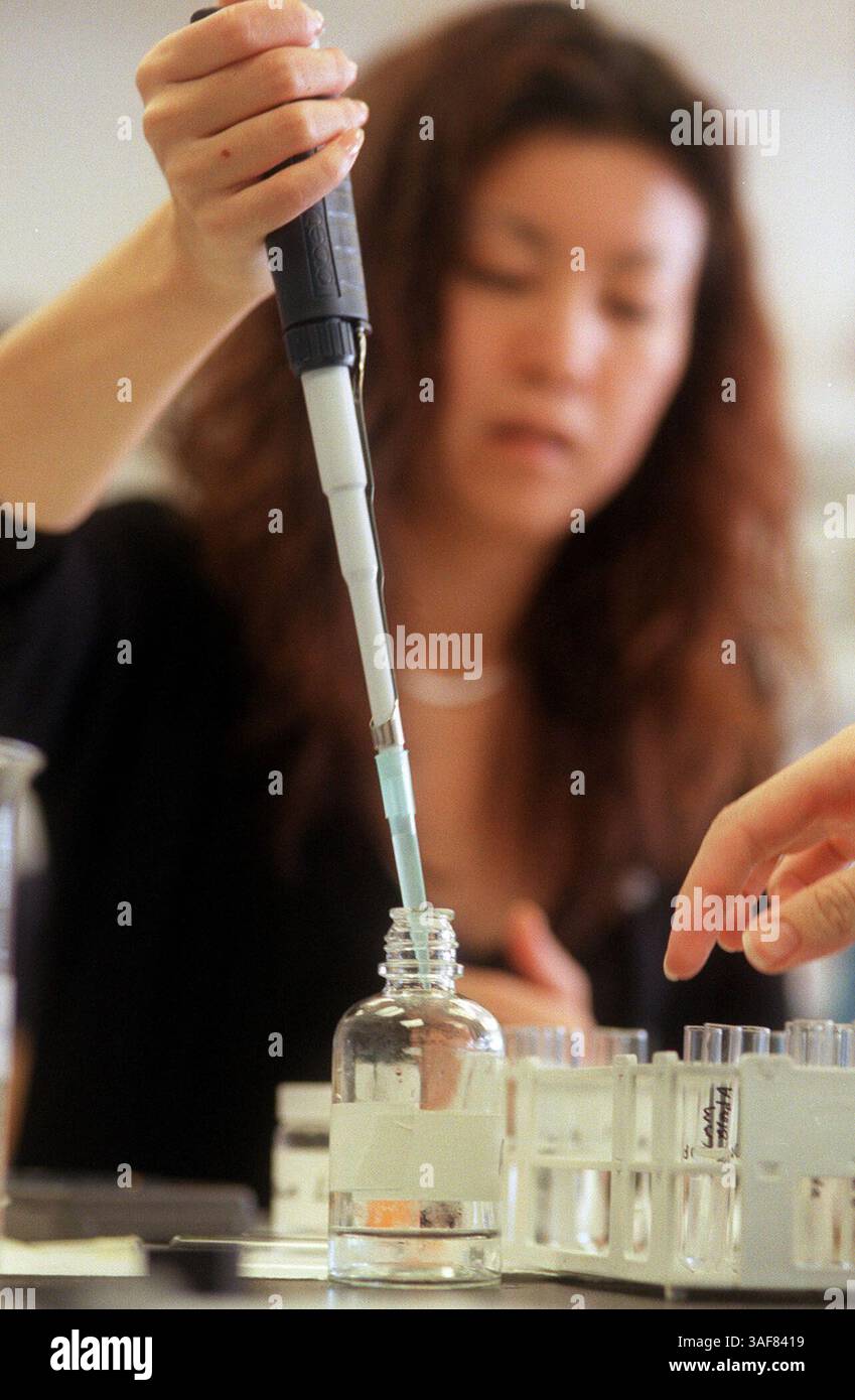SP 117548 - - LIVRER À : horaires du quartier - - 2/8/2001 St. pete - - LÉGENDE : Hatsue Asai,(cq) 23, majeure en sciences marines de Nagoya, Japon, ajoute un réactif aux tubes à essai du laboratoire de physiologie comparée de l'Eckerd College. Le réactif sera mélangé avec le sang d'un crabe bleu dans un test pour mesurer la concentration d'acide lactique dans les crabes. Cela va avec une histoire concernant l'école qui fait bien sur une enquête ''engagement étudiant'', qui met l'accent sur la rigueur académique, la profondeur et la satisfaction de l'expérience universitaire, par opposition à la plus quantitative (crédit image : St Petersburg Banque D'Images