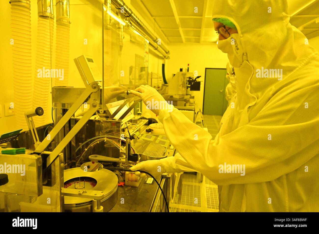 Brno, République tchèque. 07 avril 2025. L'un des laboratoires du CEITEC (Institut de technologie d'Europe centrale) de l'Université de technologie de Brno (VUT), qui fait partie du Centre tchèque des semi-conducteurs (CPC) nouvellement créé, à Brno, en République tchèque, le 7 avril 2025, Brno. Sur la photo, on a représenté un dispositif de dépôt d'une résine photosensible. Crédit : Vaclav Salek/CTK photo/Alamy Live News Banque D'Images