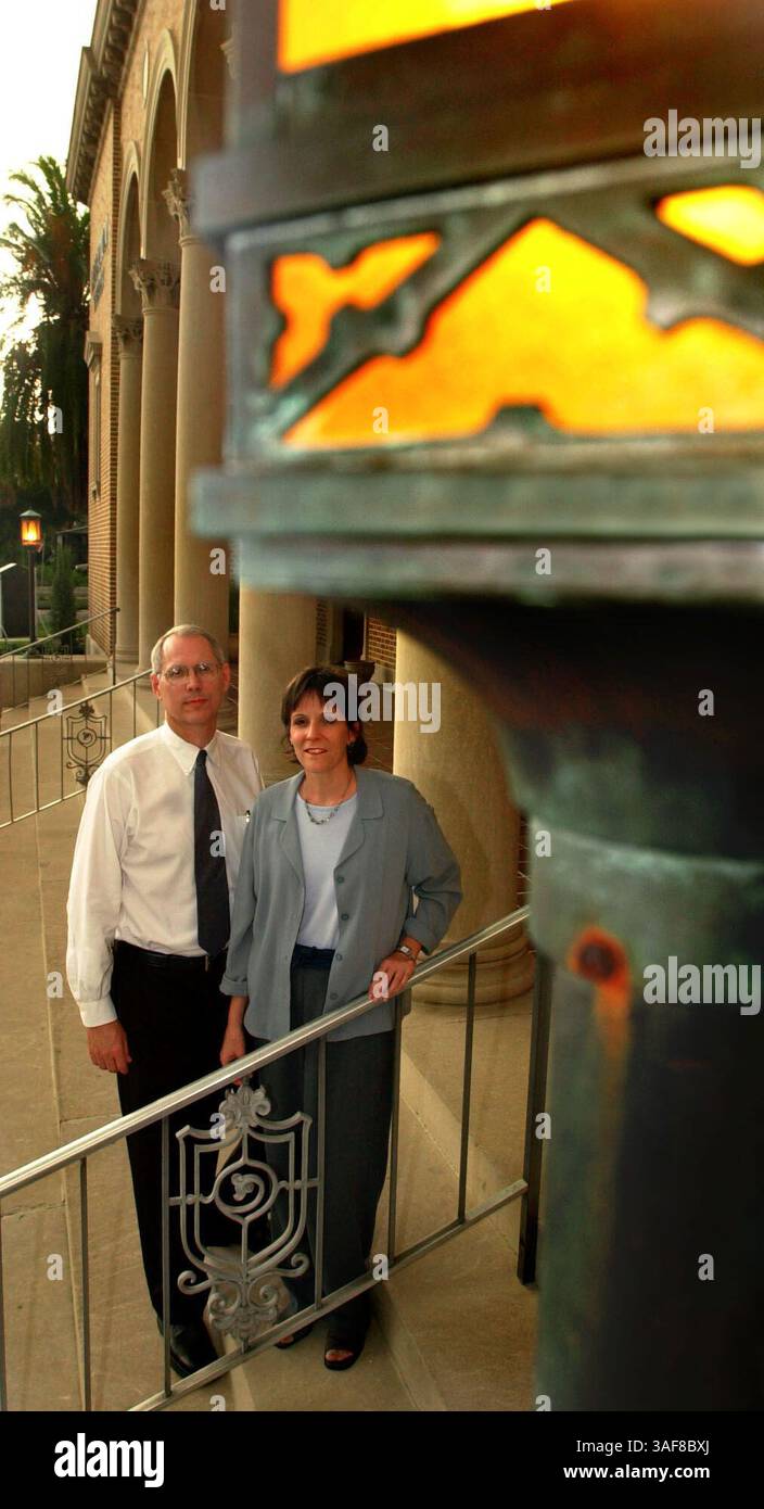 SP 126018 - - LIVRER À : Neigh Times - - 7/26/2001 - - Pétersbourg - - LÉGENDE INFO : Jim Martin et Kate Hoffman, coprésidents du comité de présentation historique de la North Shore Neighborhood Association, se tiennent devant le palladium, l'un des bâtiments historiques de leur quartier. - - Times photo par : CHERIE DIEZ - - histoire par : lennie - - SCANNÉ PAR : - - DATE D'EXÉCUTION : (Credit image : St Petersburg Times/ZUMAPRESS.com) Banque D'Images