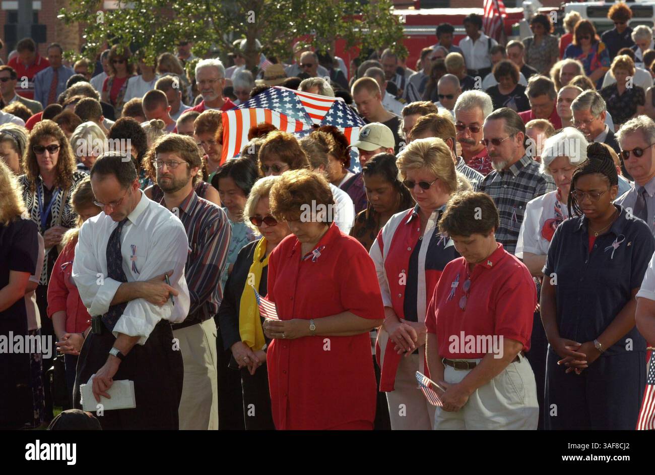 TP 128570 - - LIVRER À : Tampa & State - - 9/17/2001 - - TAMPA - - INFO LÉGENDE : (2) les personnes qui assistaient à la cérémonie ''Americans United'' ont incliné la tête alors qu'une prière était offerte pour les personnes tuées dans les attentats terroristes de la semaine dernière. ''Americans United'' était une cérémonie qui s'est tenue lundi au Courthouse Square dans le centre-ville de Tampa (crédit image : St Petersburg Times/ZUMAPRESS.com) Banque D'Images